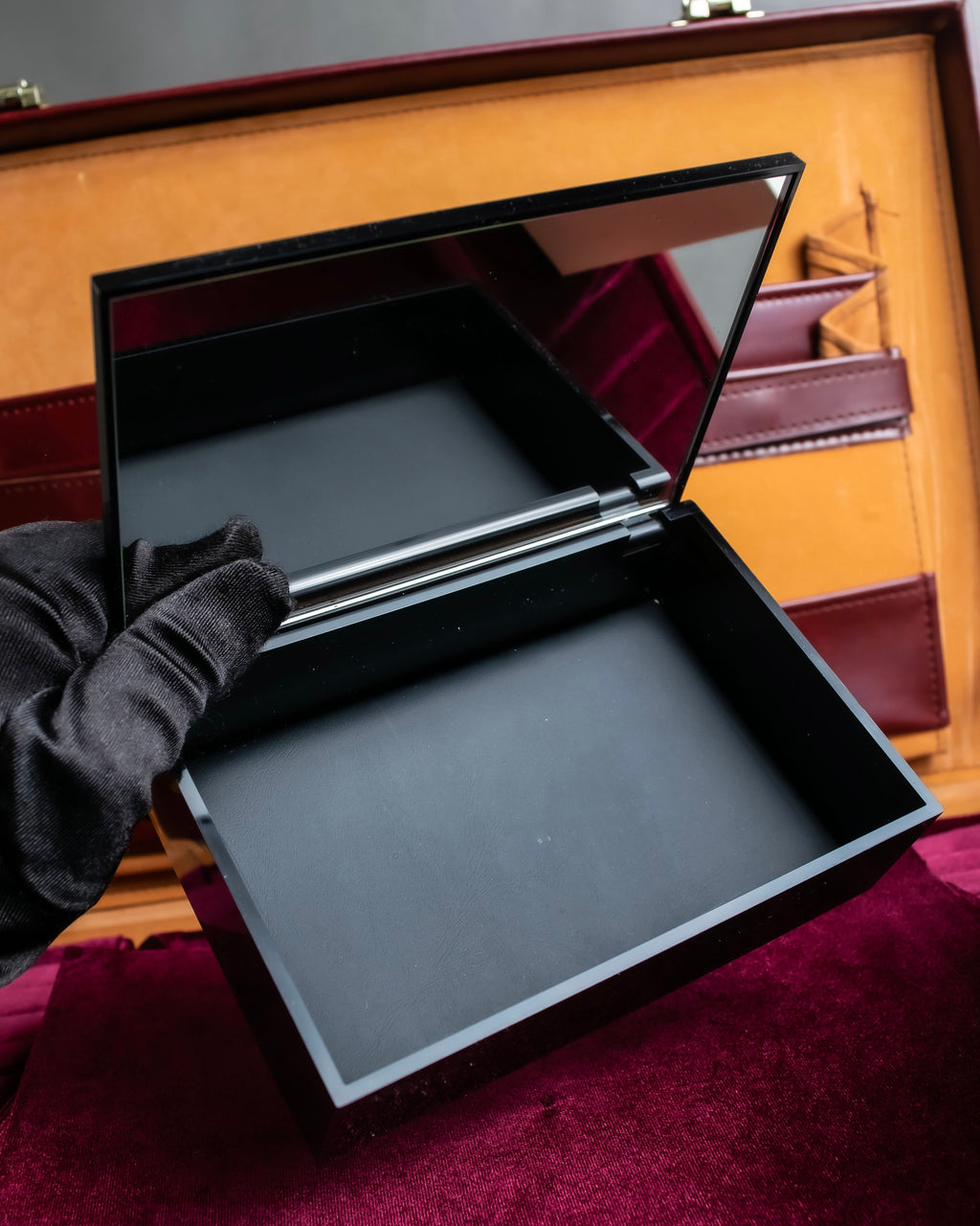 "CHANEL" Logo engraved black lacquer mirror jewelry case