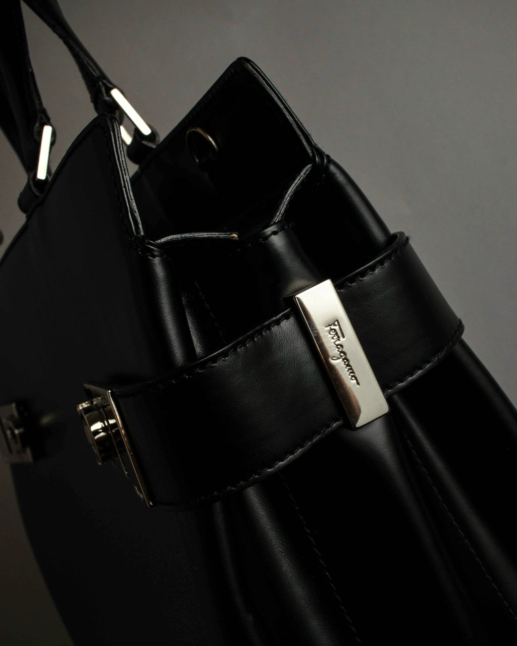 "Salvatore Ferragamo" Gancini motif both sides design leather hand bag