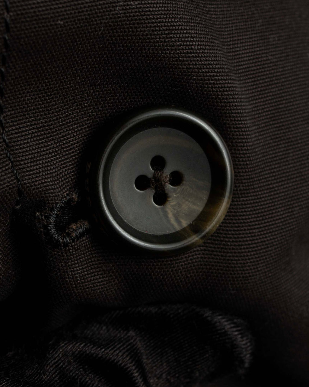 "BURBERRY" Subdued tone military detail mid-length trench coat