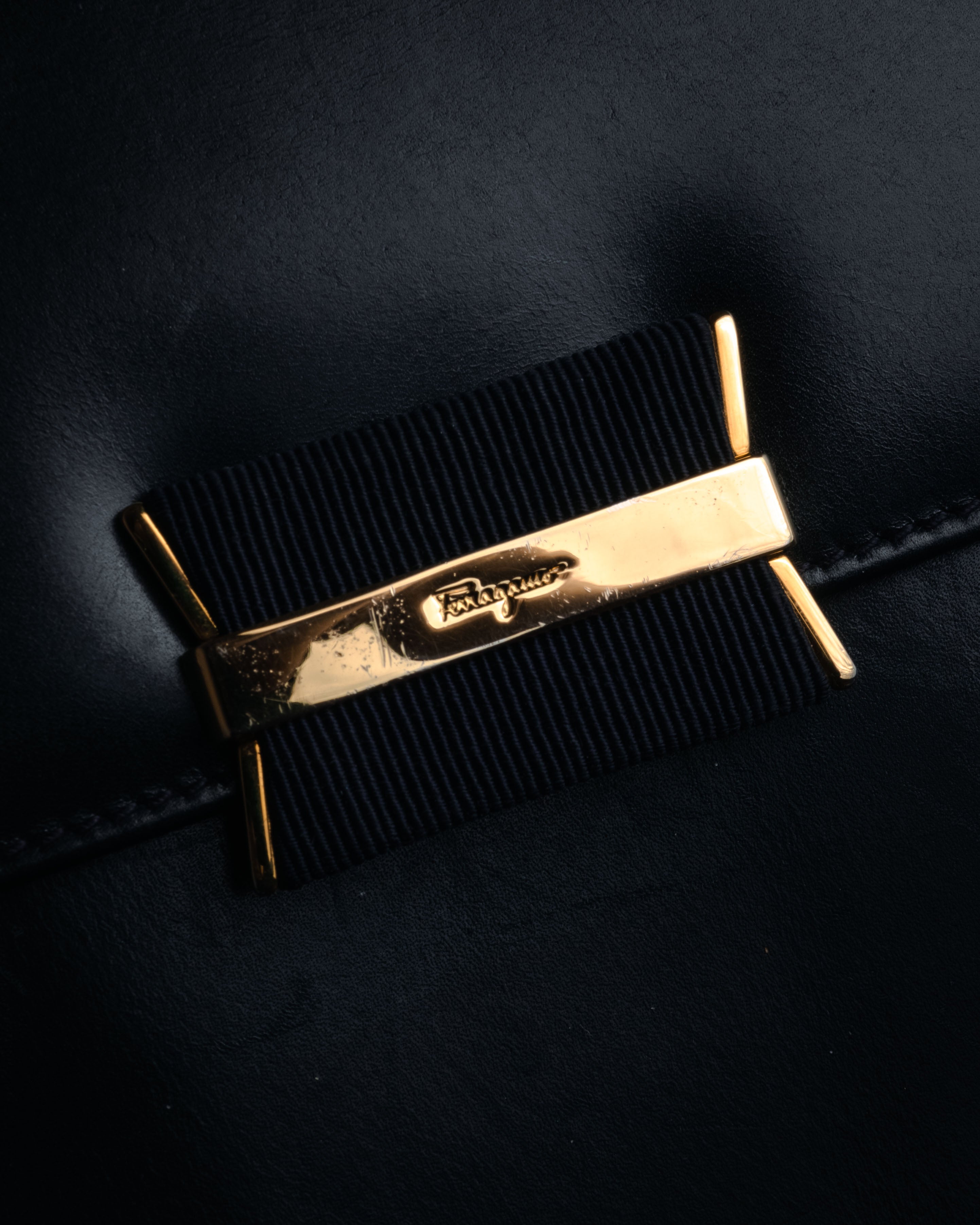 “Salvatore Ferragamo” 90’s Vara ribbon box calf shoulder bag