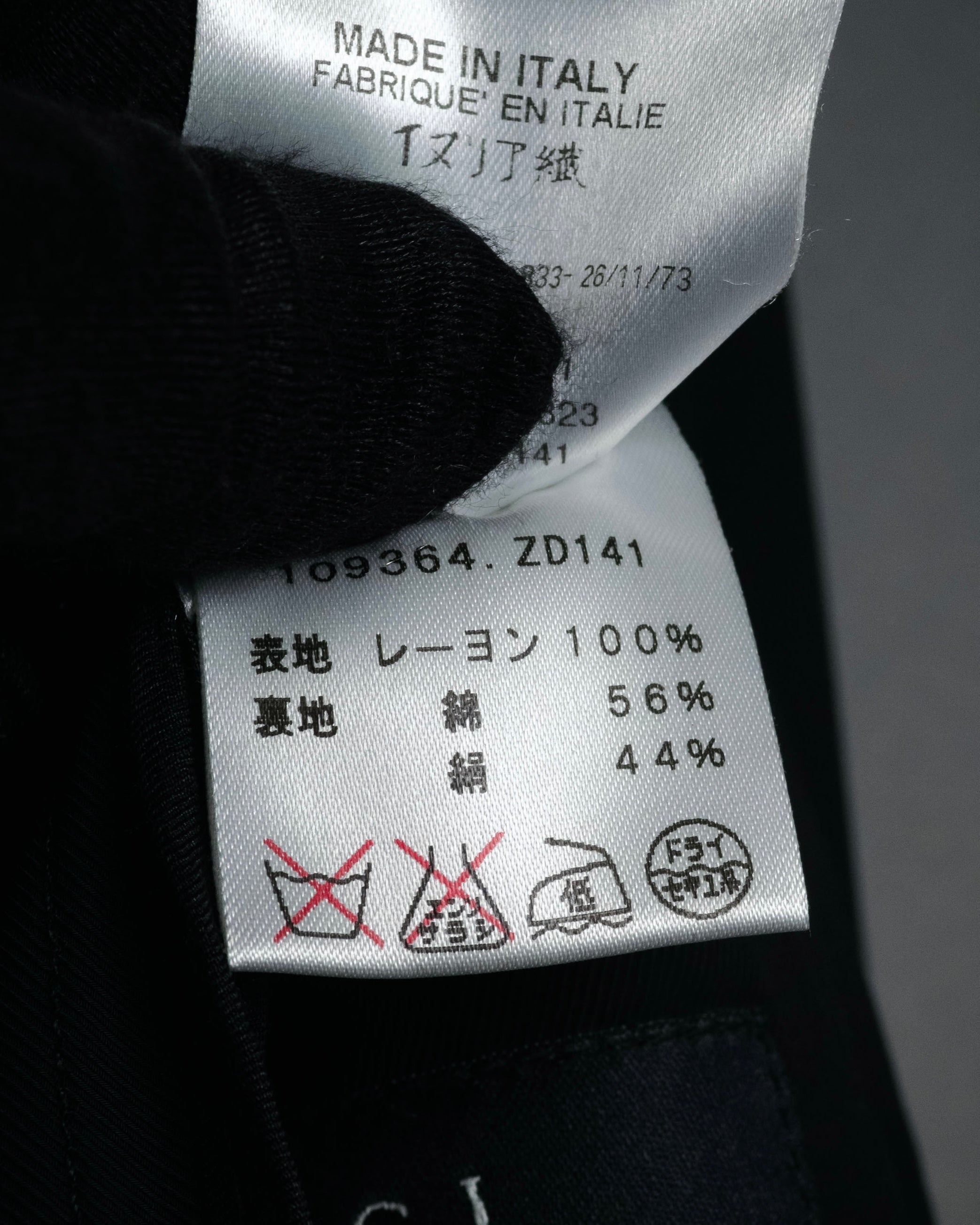 “GUCCI” Early 2000s satin peak lapel tailored jacket