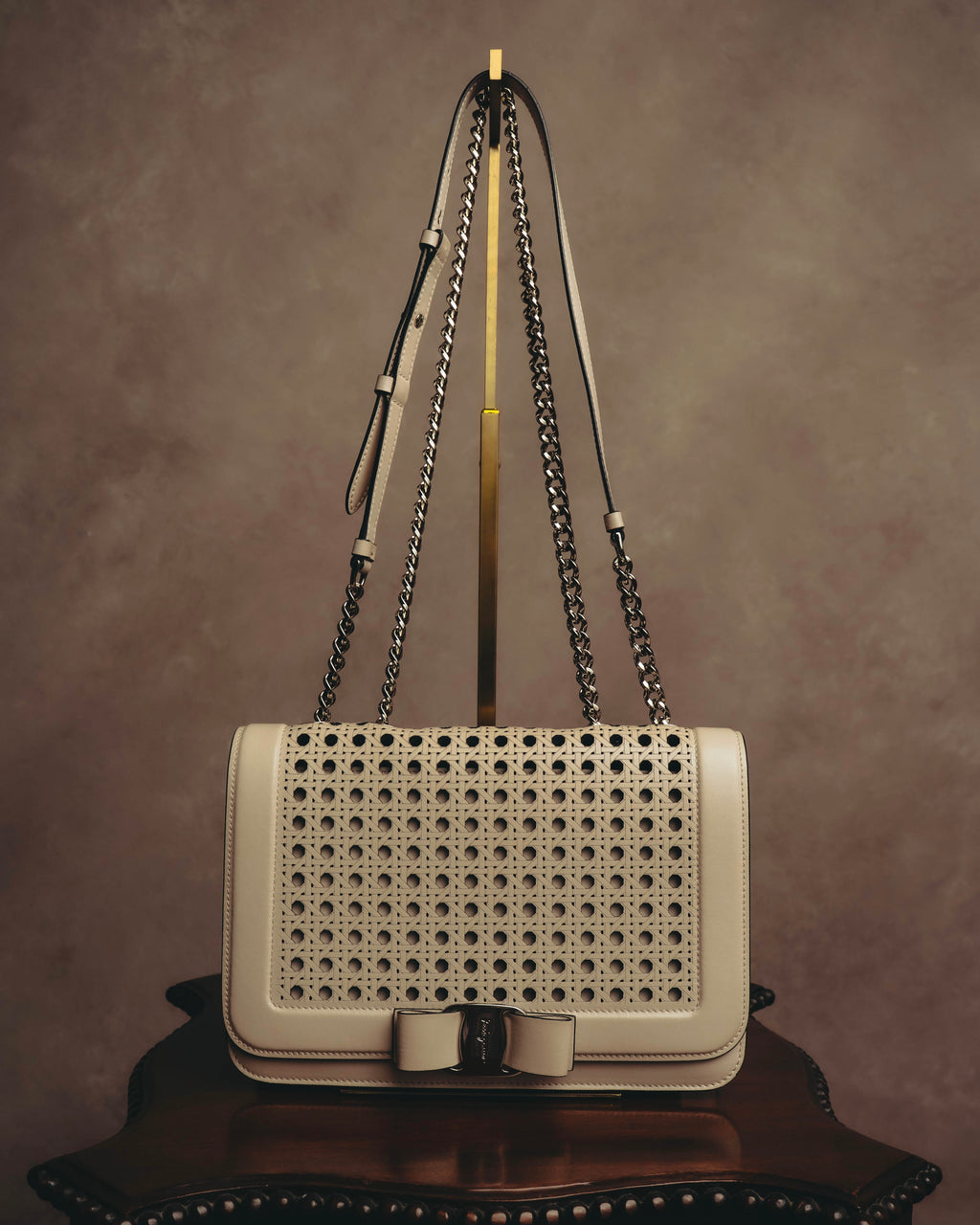 "Salvatore Ferragamo" 2010's-20's Ivory perforated leather chain shoulder bag