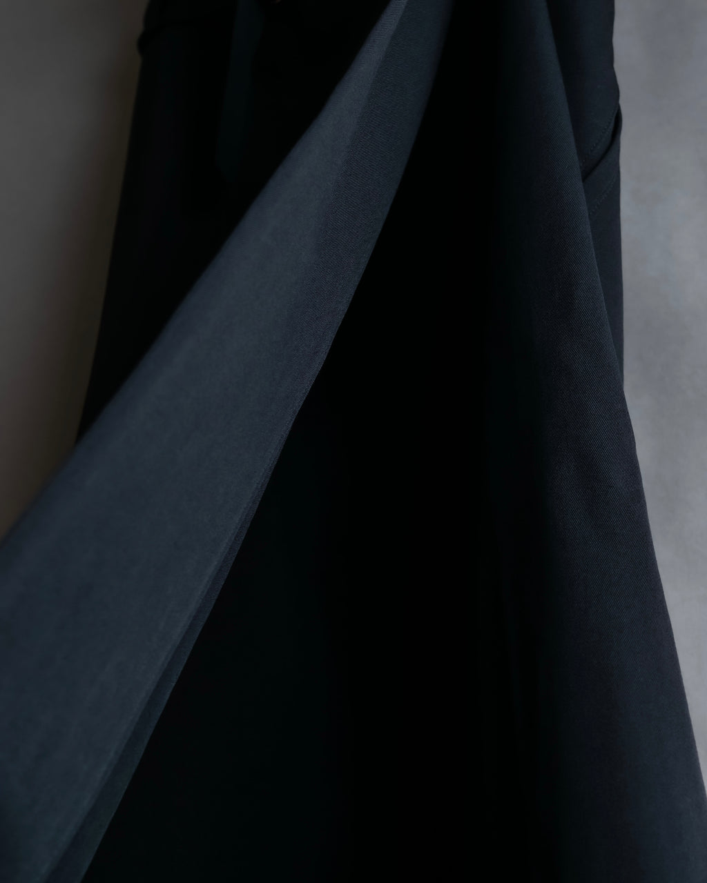 "Y's" Metal fitting belt design cutting maxi skirt