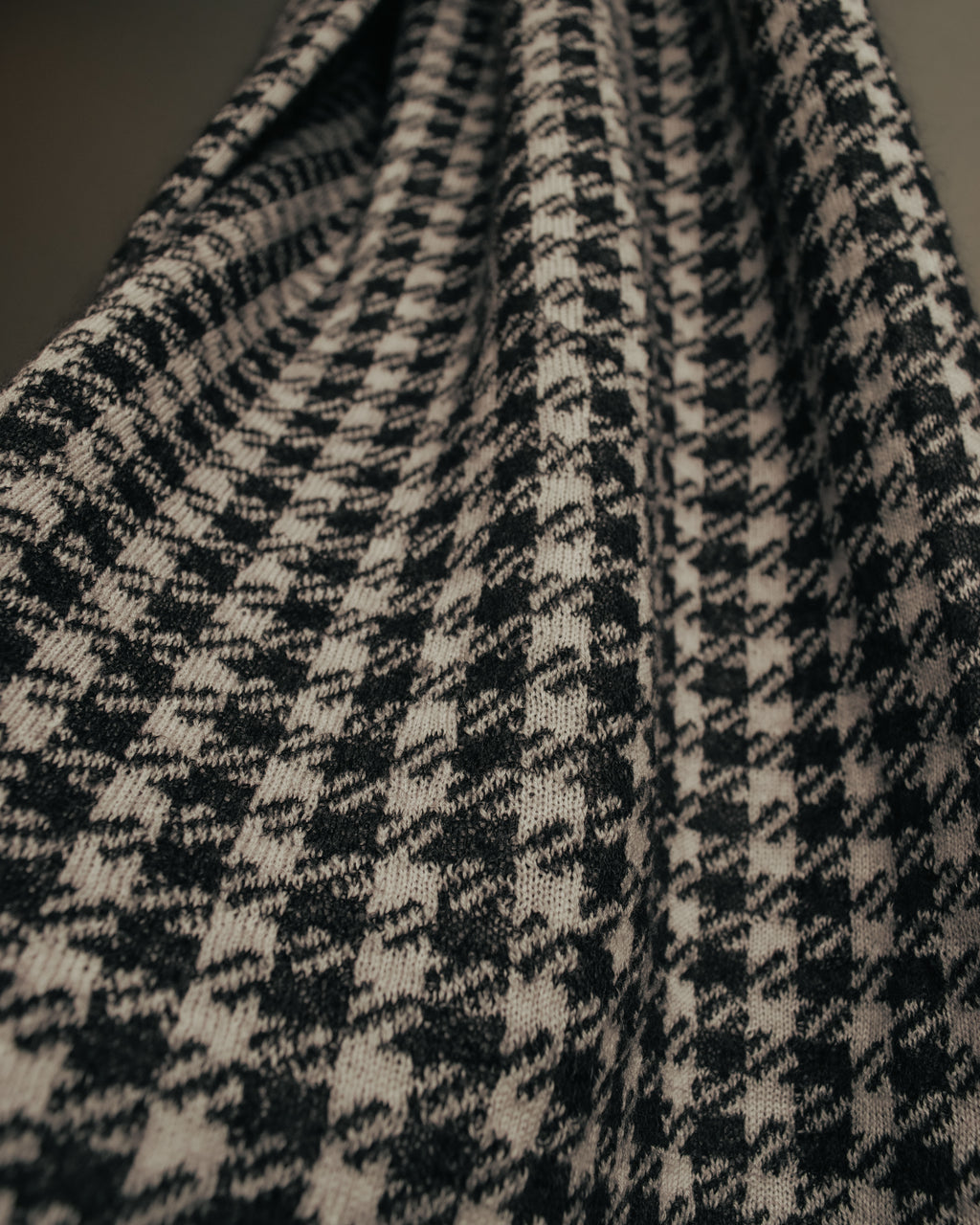 “Salvatore Ferragamo” 90’s-00’s Houndstooth knit flare skirt