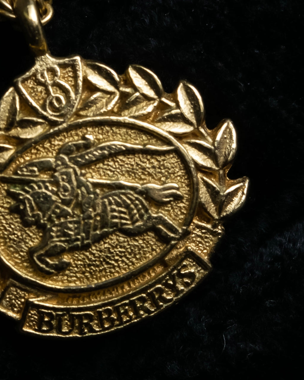 "BURBERRYS" Equestrian logo engraved motif necklace