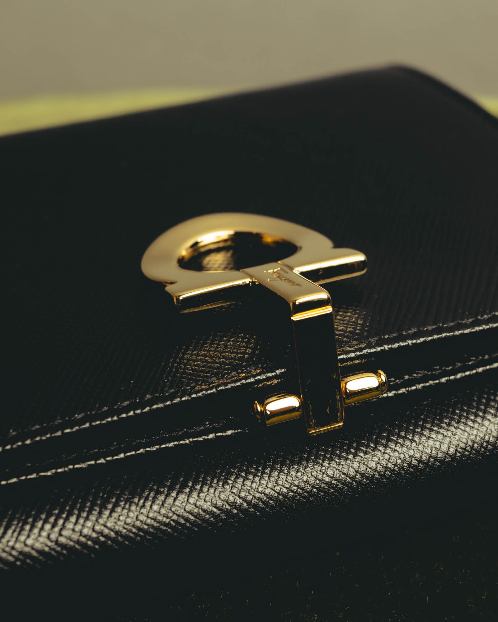"Salvatore Ferragamo" 80's–00's Classic gancini bifold wallet