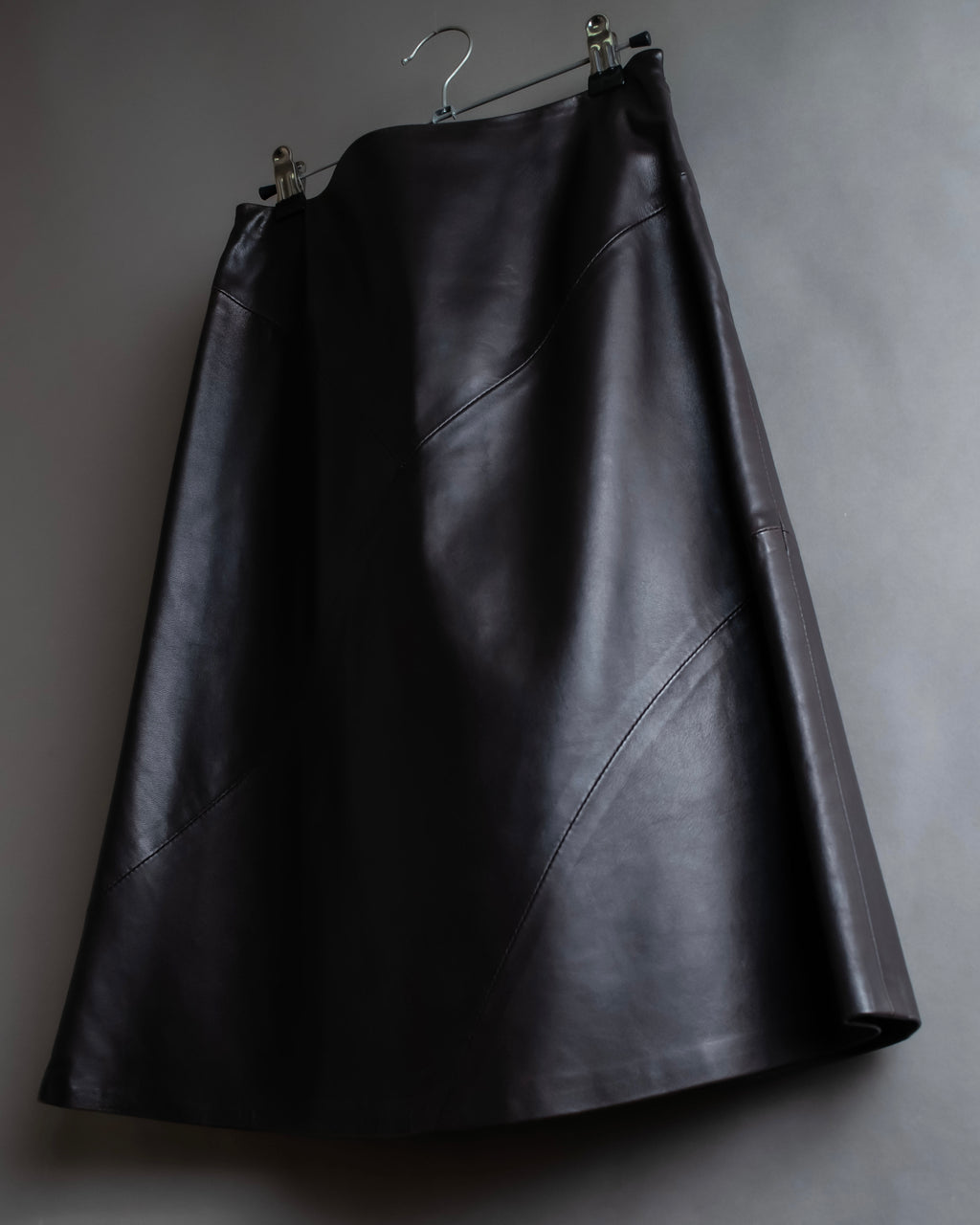 "HARVEY LOGAN" Diagonal cut design lamb leather flare skirt
