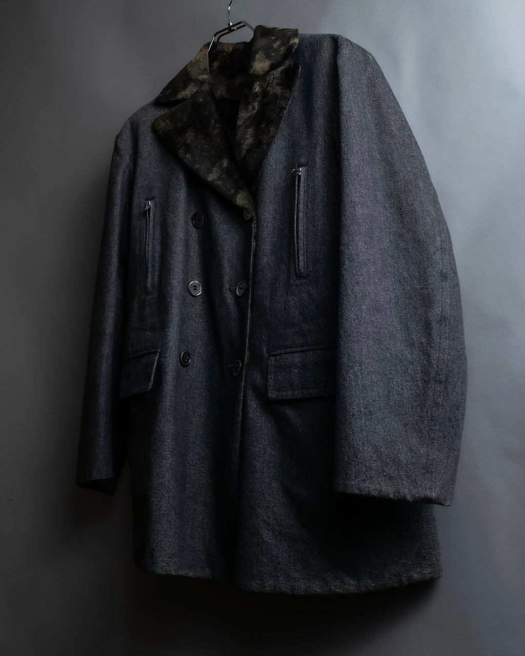 "tricot COMME des GARCONS" 
Double-breasted reversible fur tailored coat