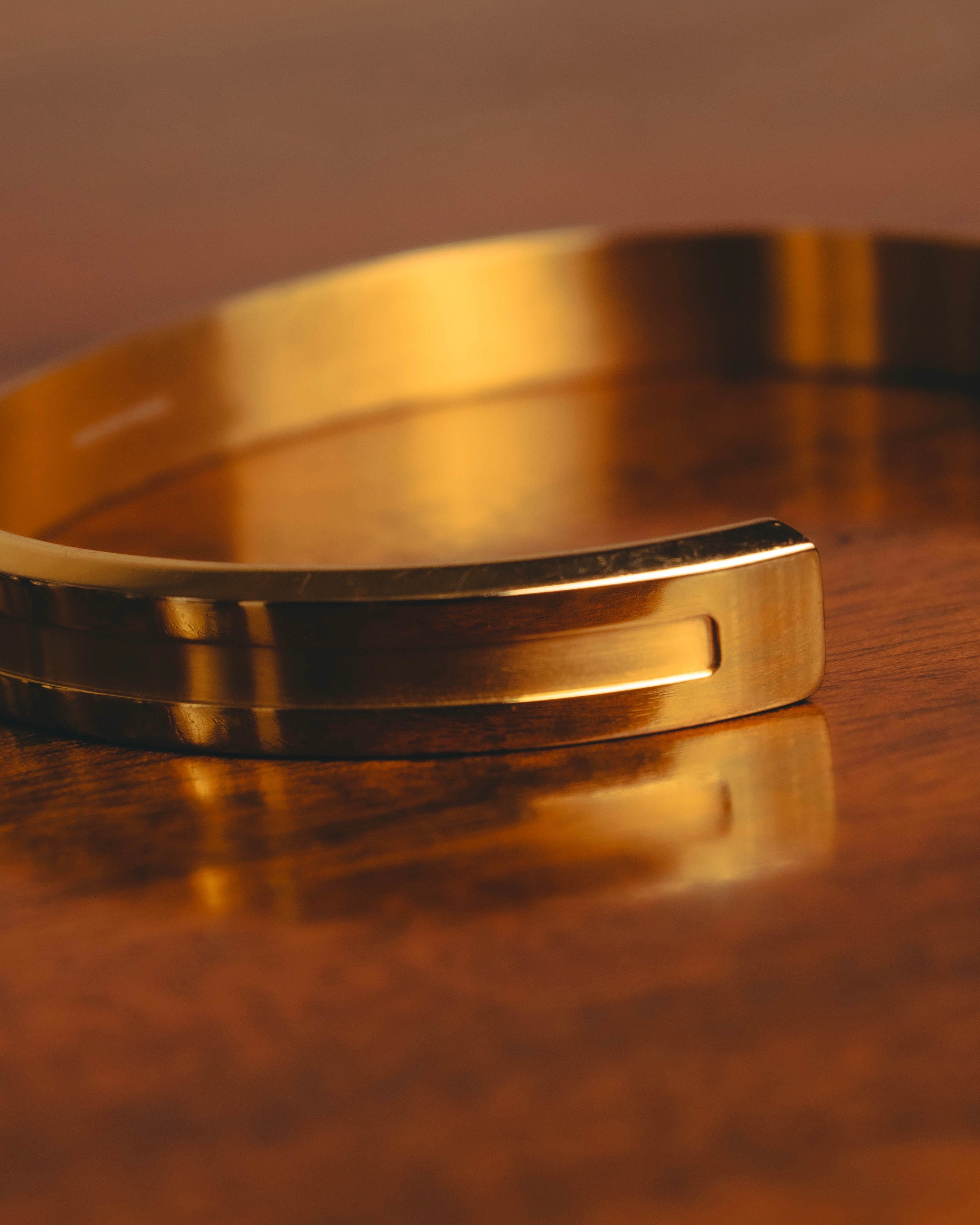 "Daniel Wellington" 20's Sleek gold cuff bracelet