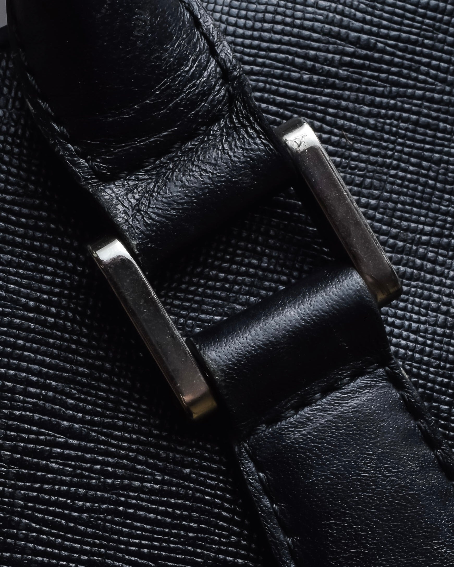 "BURBERRY" Trapezoidal embossed leather one-handle bag