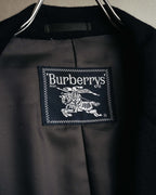 襟元の裏地に縫い付けられた、騎馬騎士図案入りの旧 Burberrys ネーム。ネーム周辺にはキュプラ・ポリエステルの裏地も確認できます。