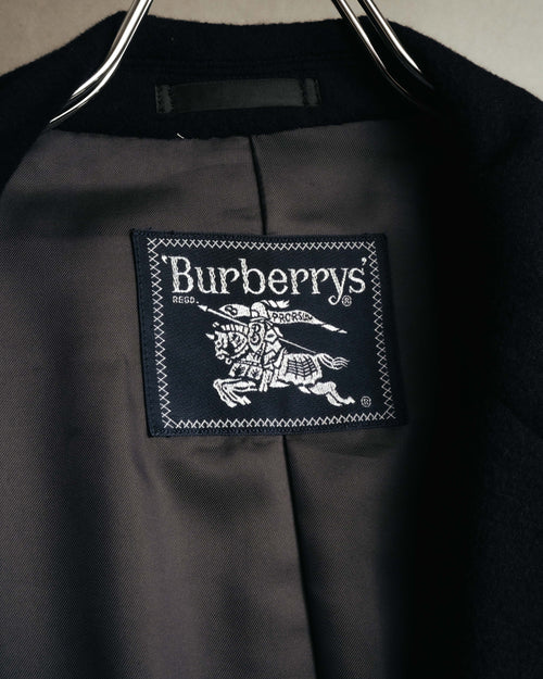 襟元の裏地に縫い付けられた、騎馬騎士図案入りの旧 Burberrys ネーム。ネーム周辺にはキュプラ・ポリエステルの裏地も確認できます。