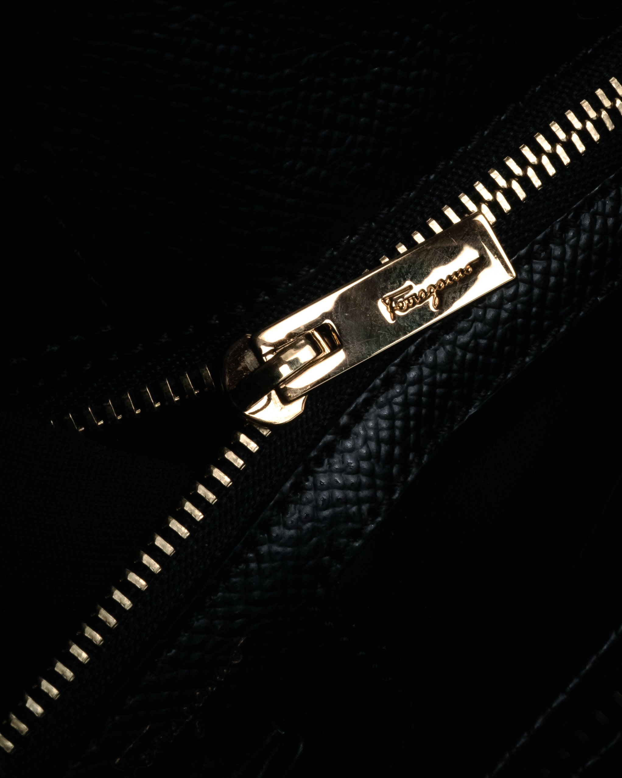“Salvatore Ferragamo” 2010’s Vara chain leather tote bag