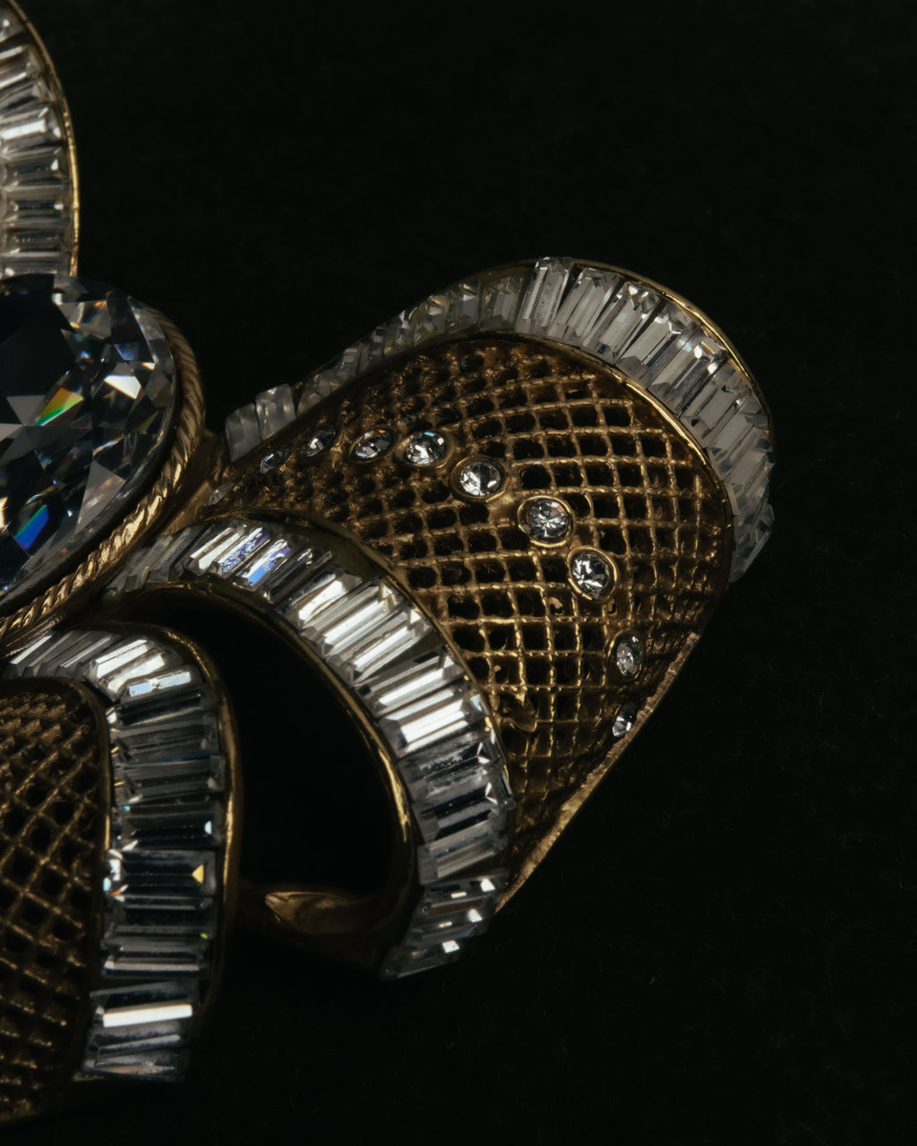 “HANAE MORI” 80’s-90’s Sculptural crystal bow brooch