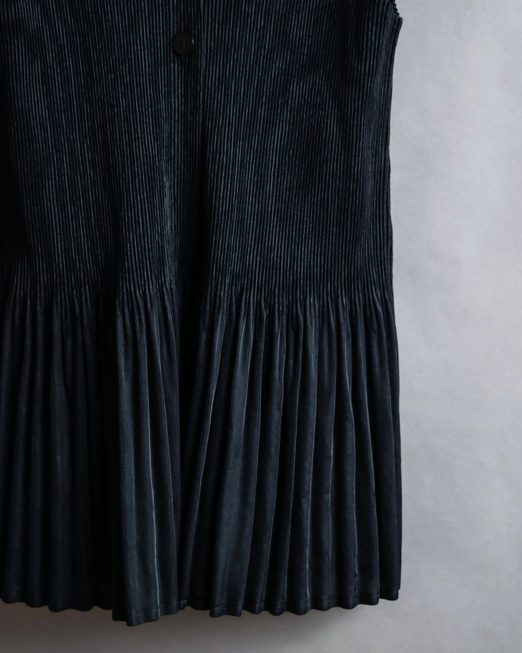 "PLEATS PLEASE ISSEY MIYAKE"
Narrow pleated sleeveless dress