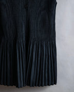 "PLEATS PLEASE ISSEY MIYAKE"
Narrow pleated sleeveless dress