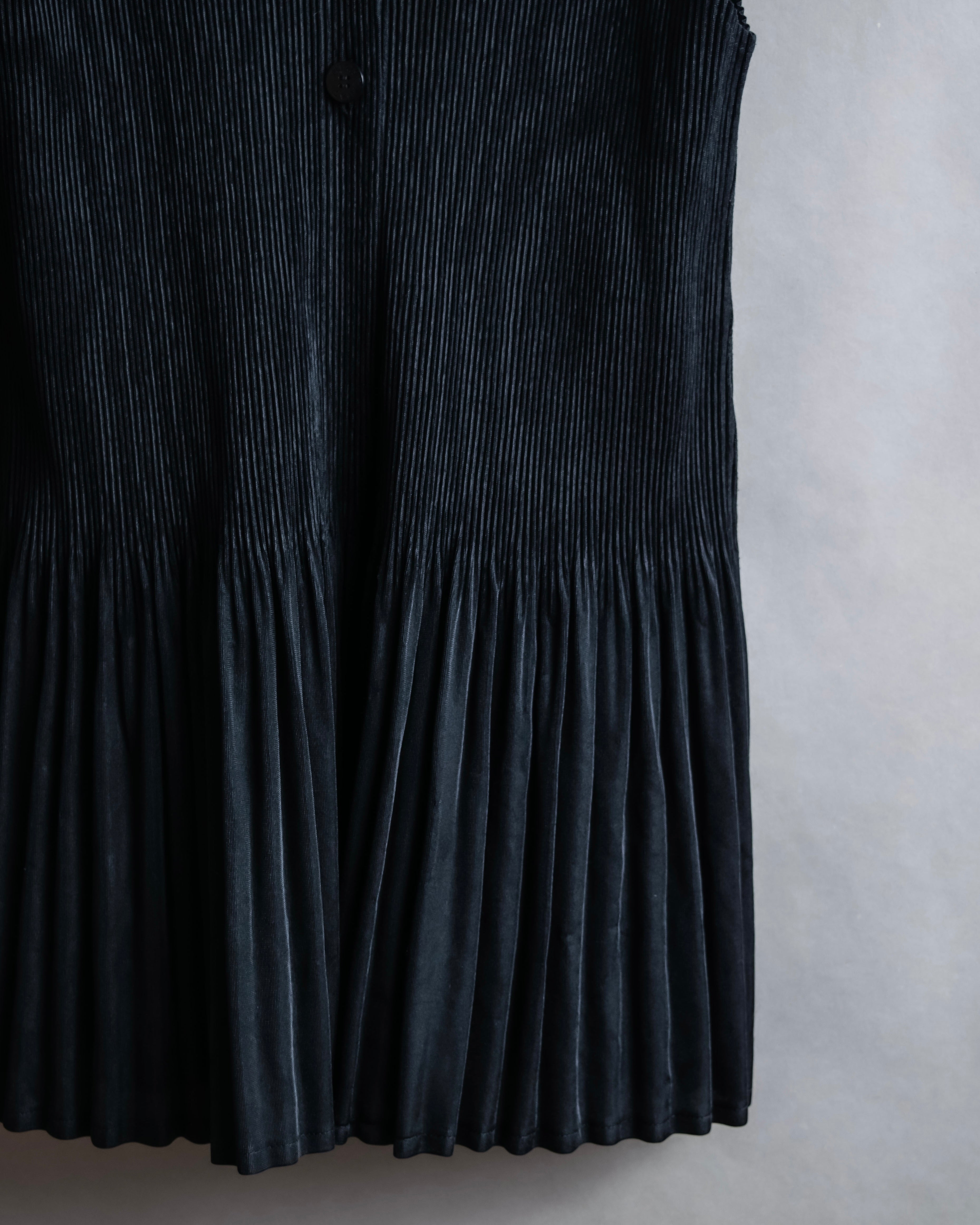 "PLEATS PLEASE ISSEY MIYAKE"
Narrow pleated sleeveless dress