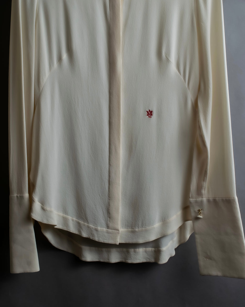 Camisa de seda con bordado en forma de logotipo "Alexandar McQueen" sin cuello