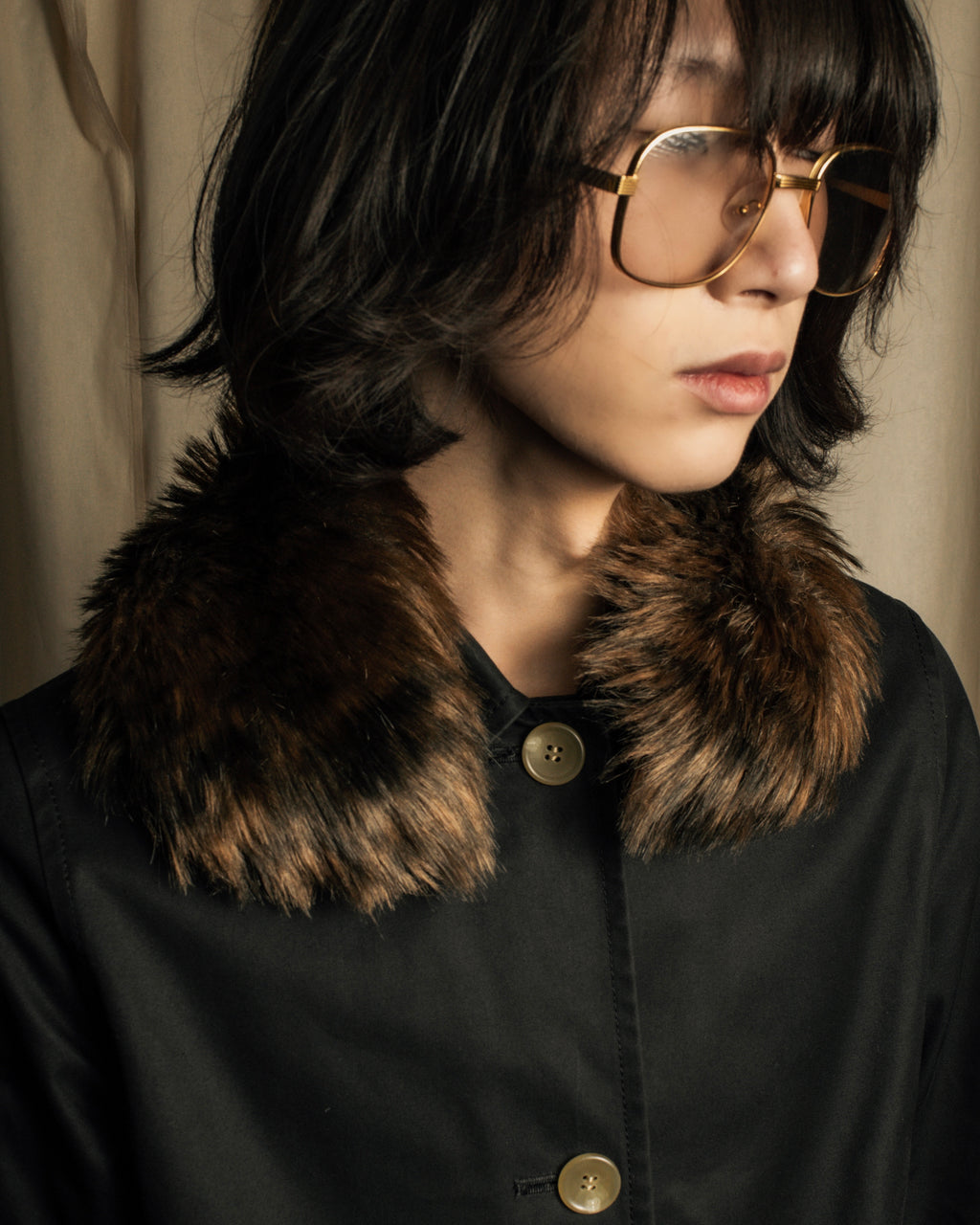 "PLEATS PLEASE ISSEY MIYAKE"
Long-haired fur neck dress