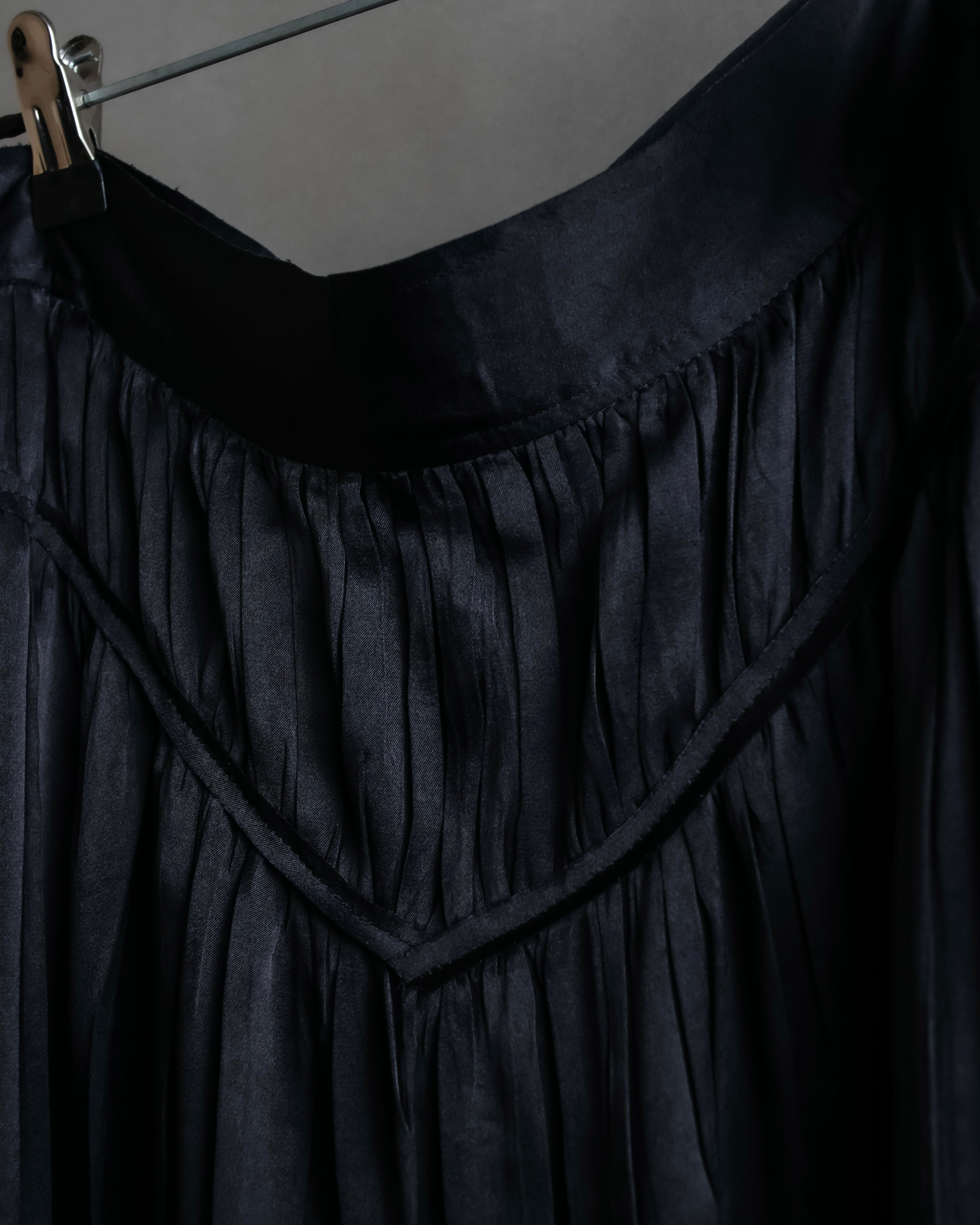 "ISSEY MIYAKE" Ribbon belt design pleats skirt