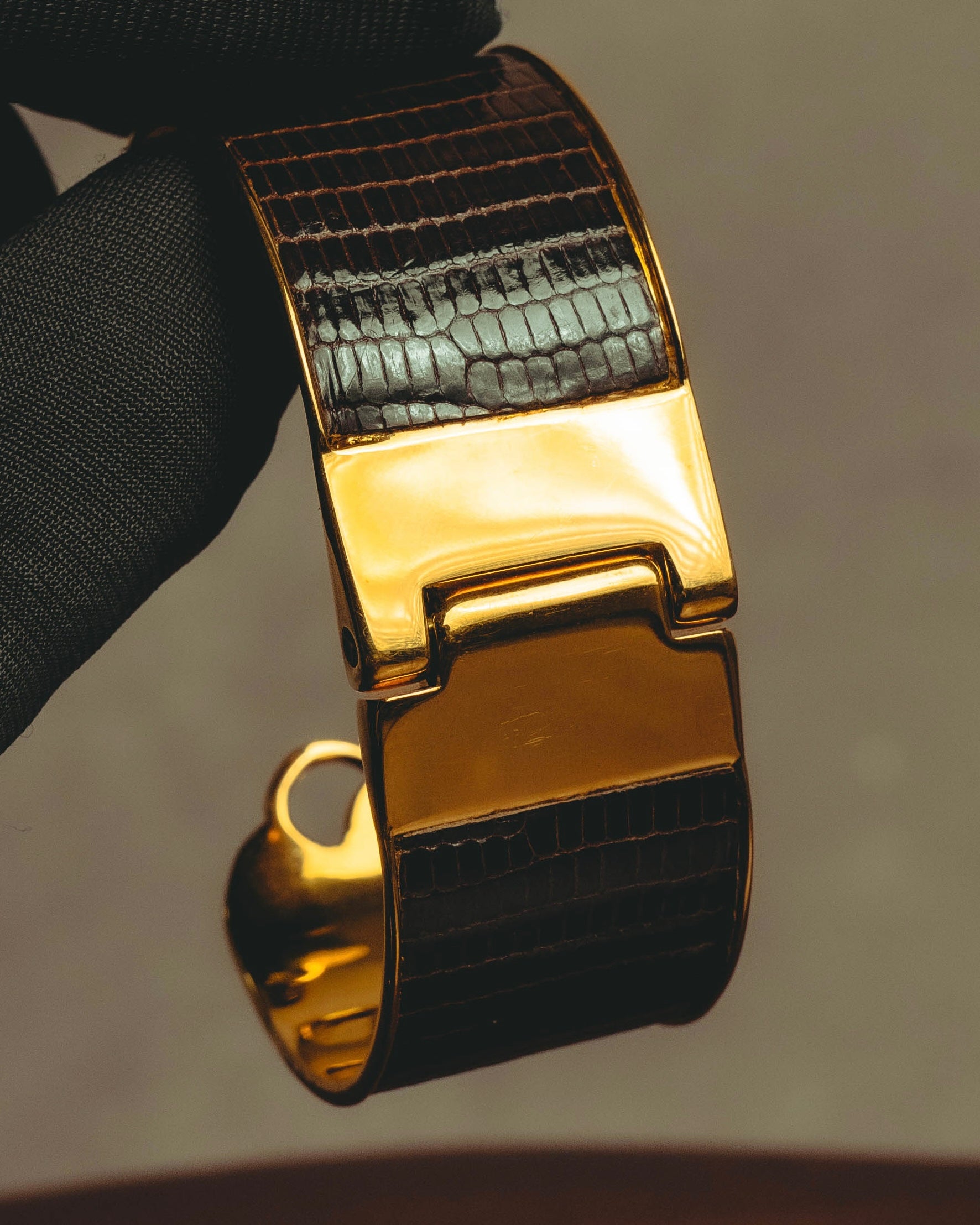 “GUCCI” 90’s-00’s Lizard-embossed leather horsebit cuff bracelet
