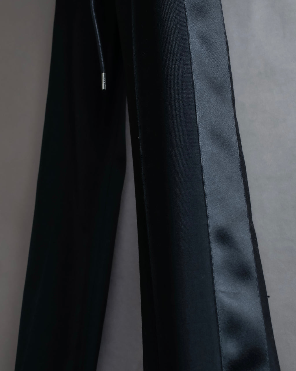 "sacai" Satin line design tapered slacks