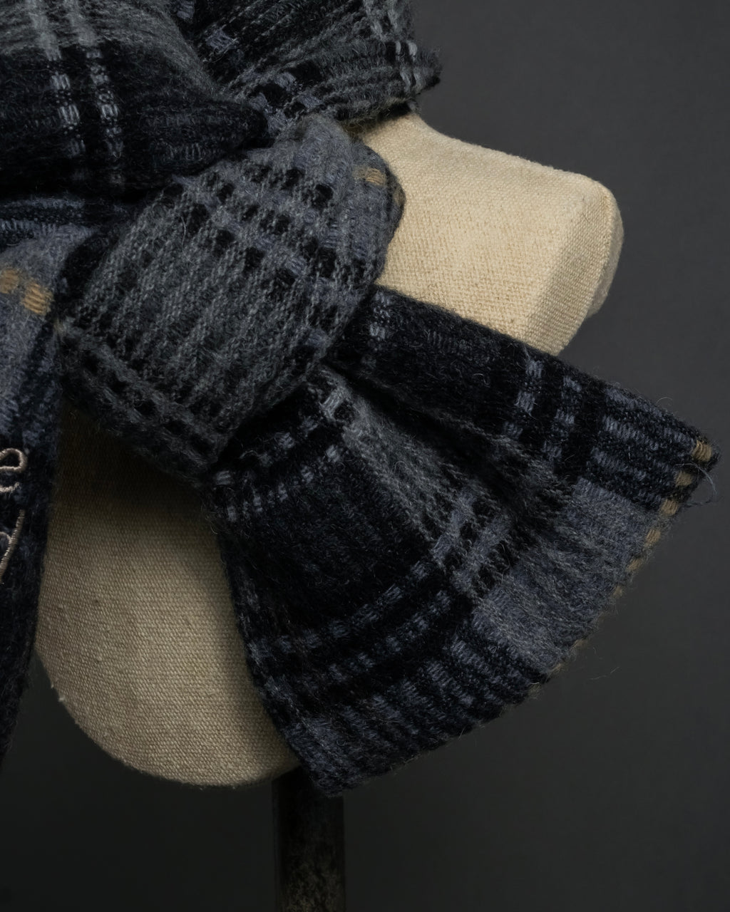 "Vivienne Westwood" Multi-layered check pattern fringe design muffler