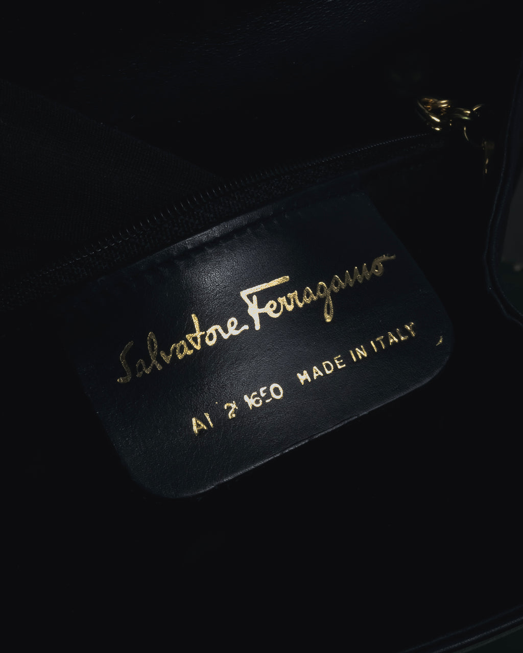 "Salvatore Ferragamo" 90’s Jewelry gold chain design leather bag