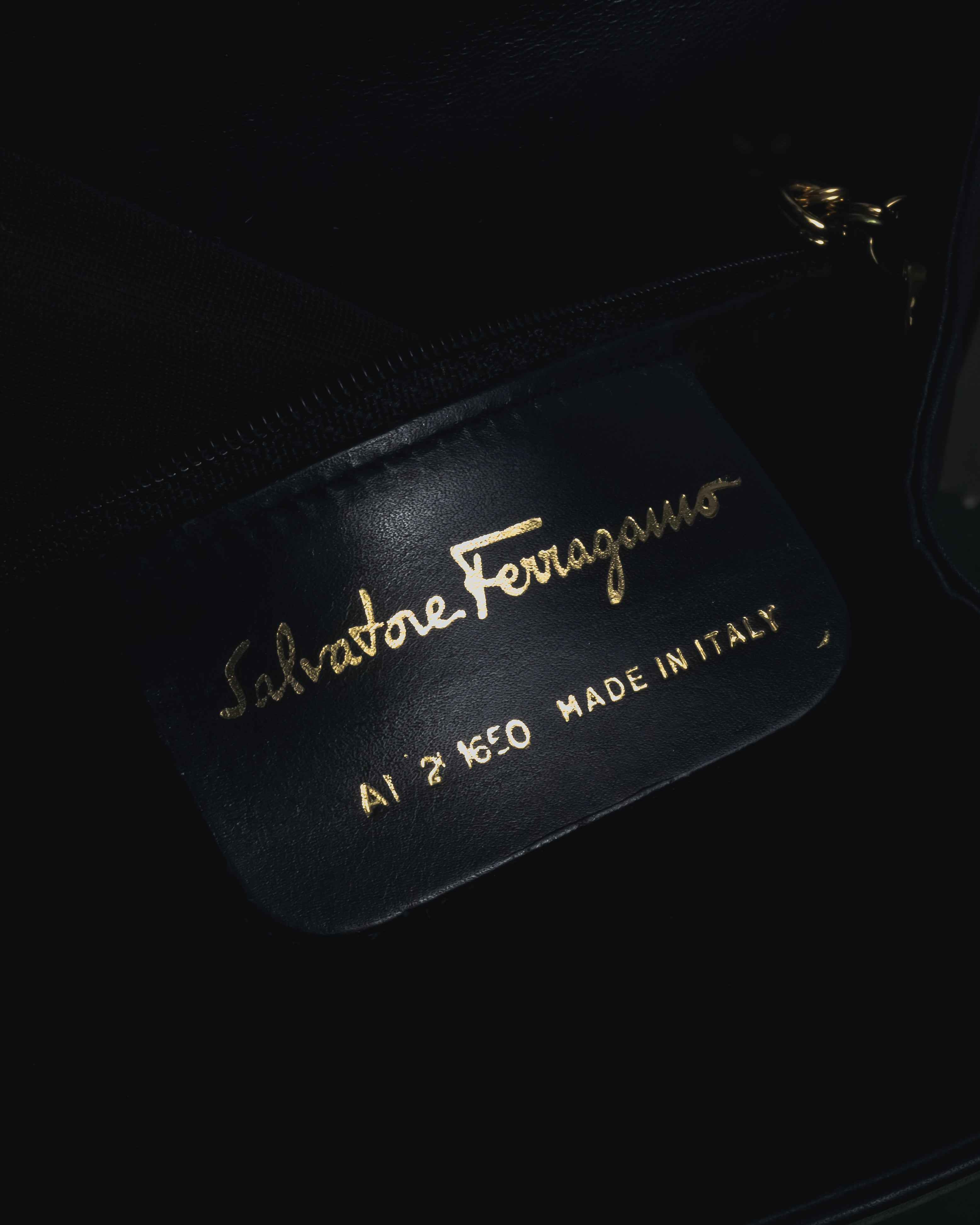 "Salvatore Ferragamo" 90’s Jewelry gold chain design leather bag