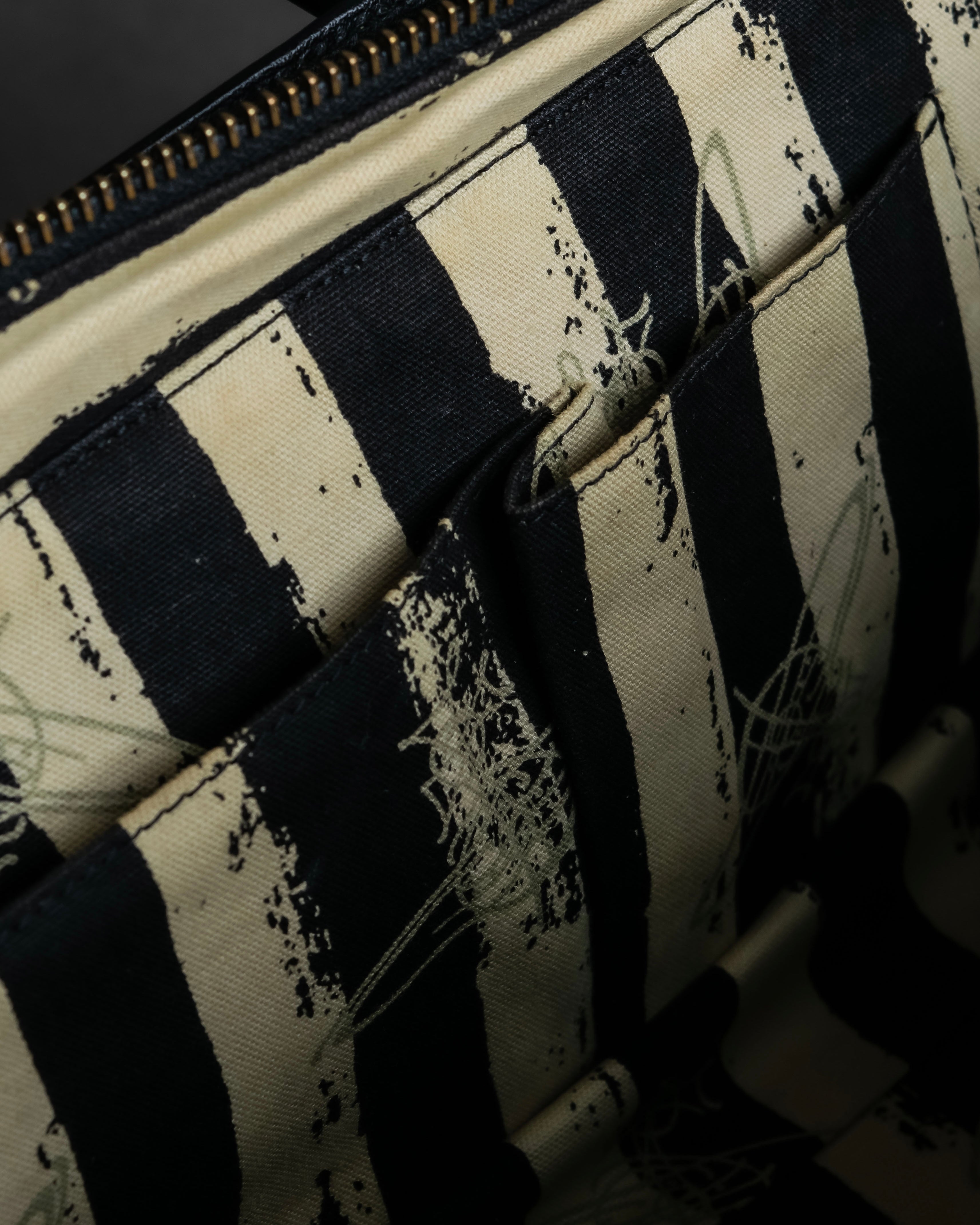 "Vivienne Westwood" Horizontal orb logo engraved hand bag