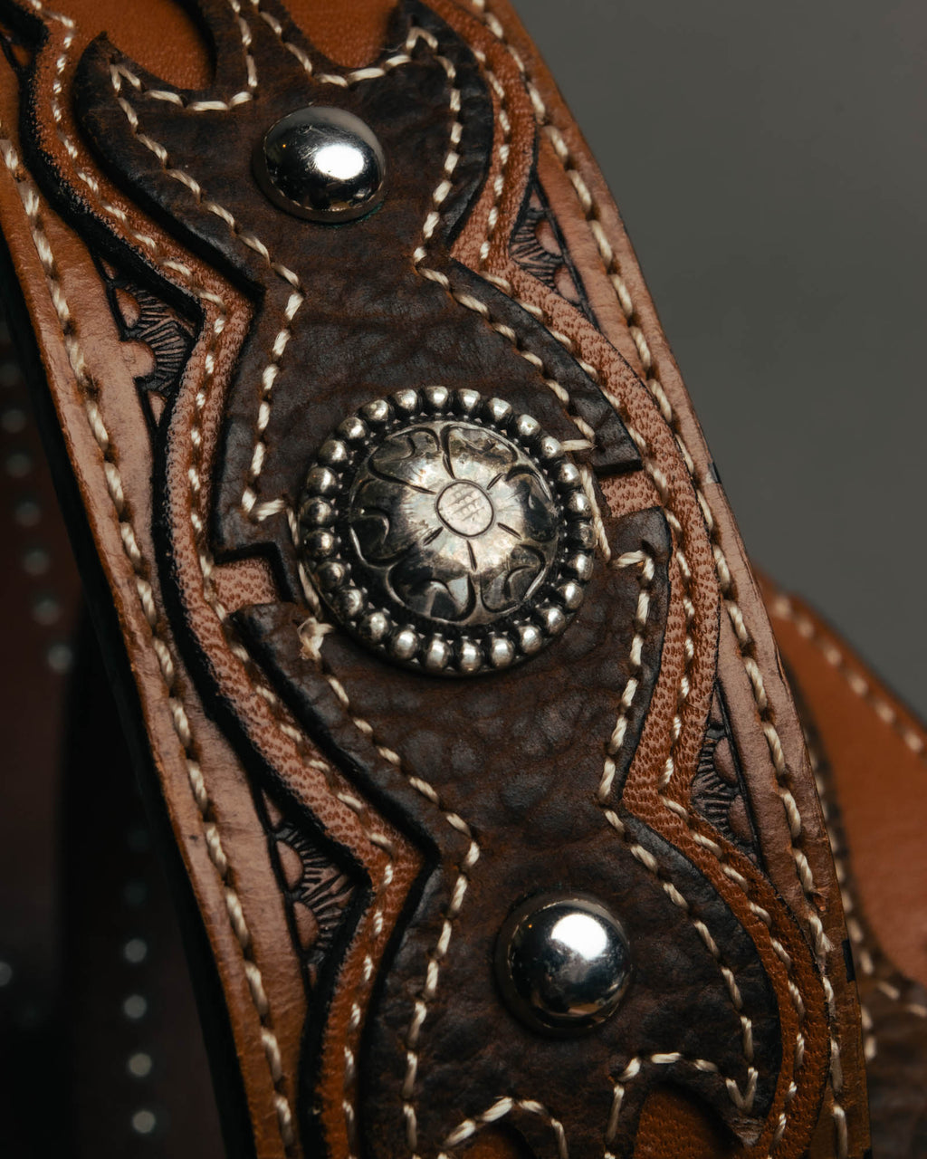 "ARIAT" 00's-10's Studded tooled leather western belt