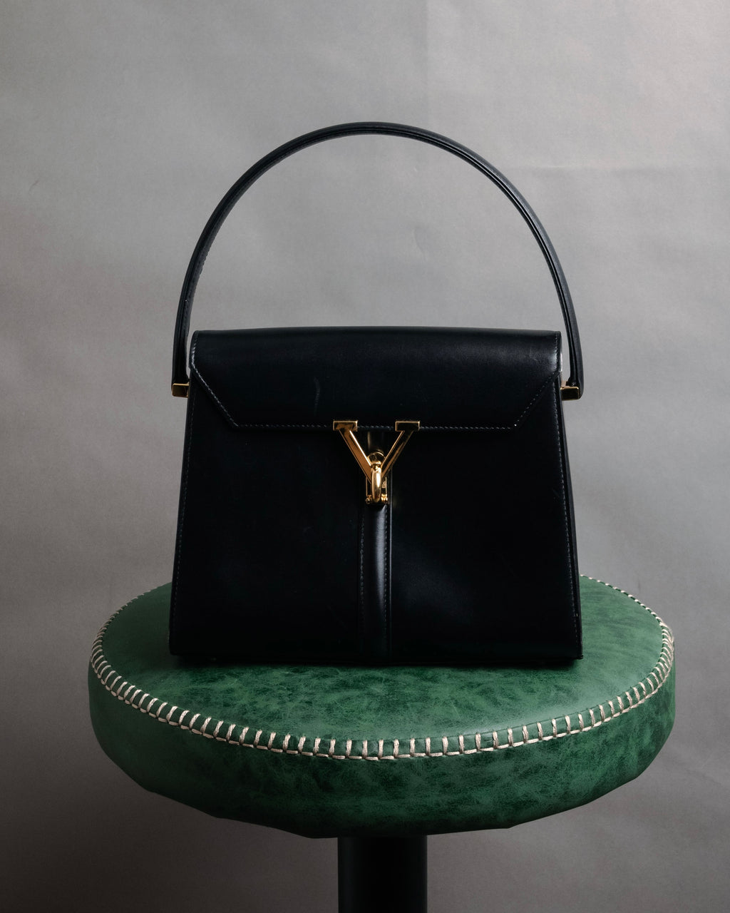“VALENTINO GARAVANI” 80’s-90’s V clasp top handle bag