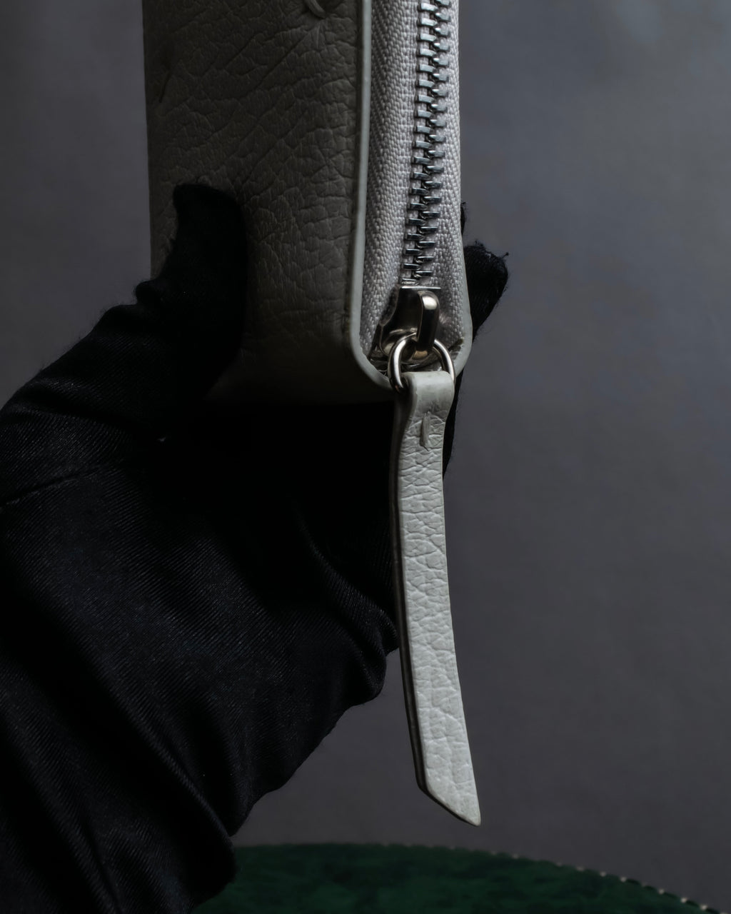 "MAISON MARGIELA" White grain leather round zipper wallet