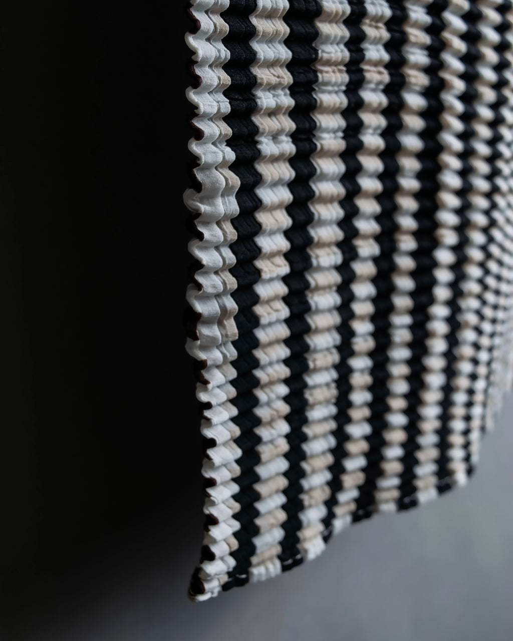 “ISSEY MIYAKE” pleats designed no sleeves high neck top