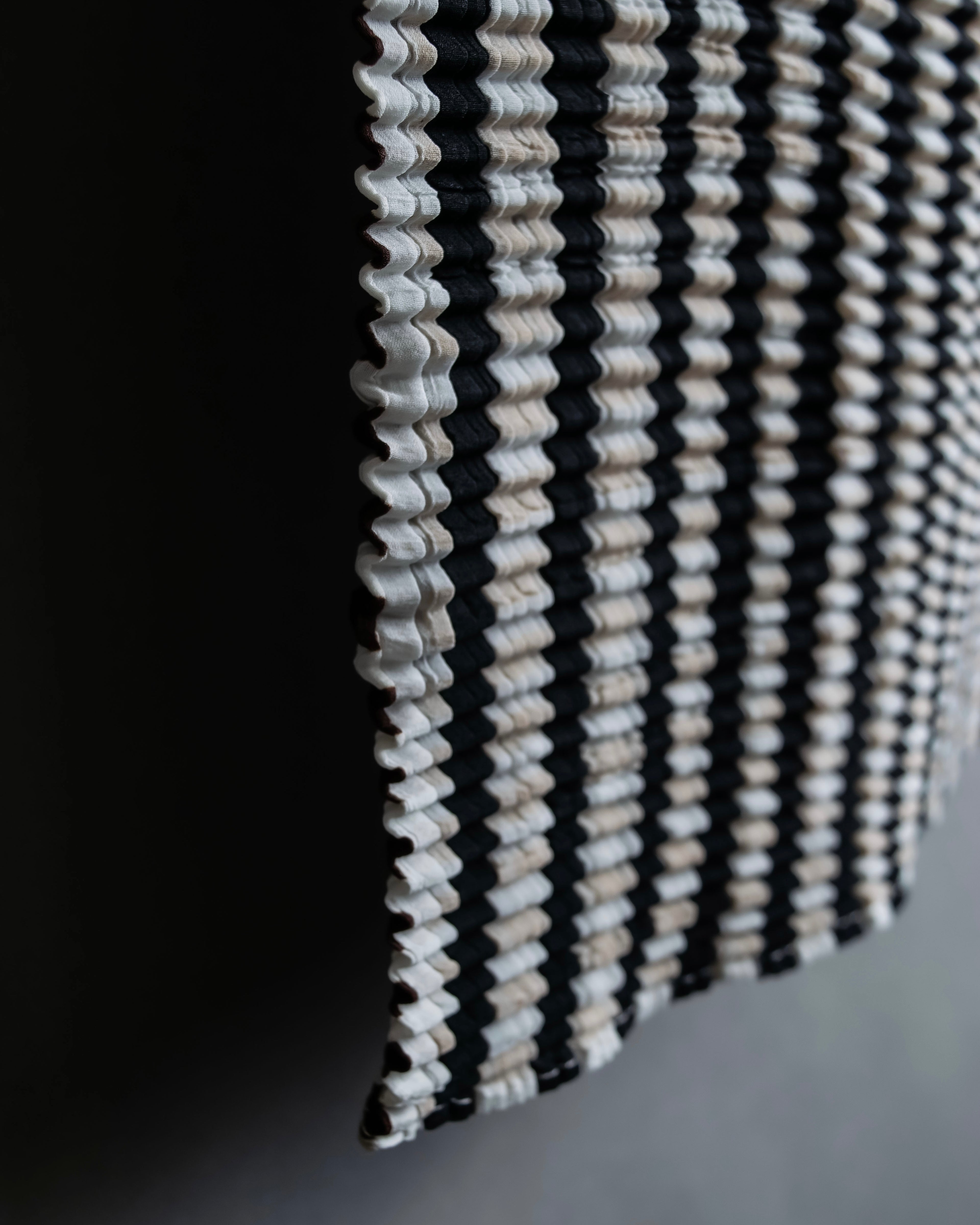 “ISSEY MIYAKE” pleats designed no sleeves high neck top