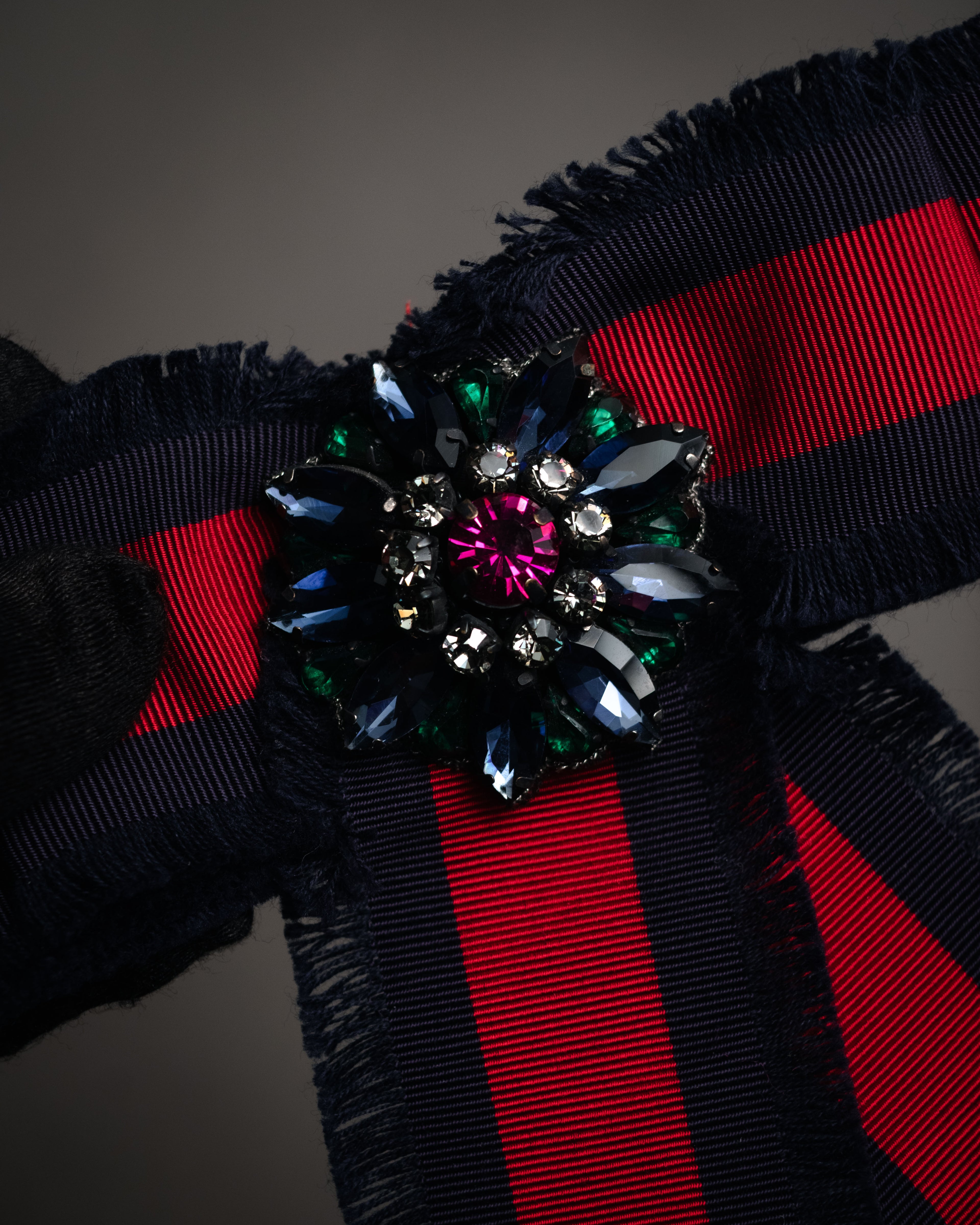 “GUCCI” 2016–2019 Web stripe crystal bow brooch