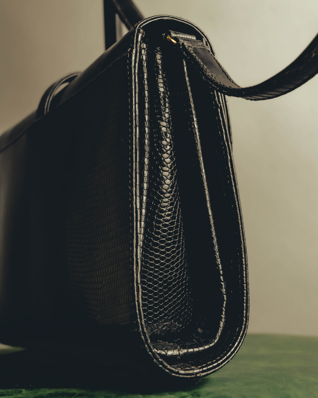 "GUCCI" 60's-70's Glossy lizard embossed leather shoulder bag