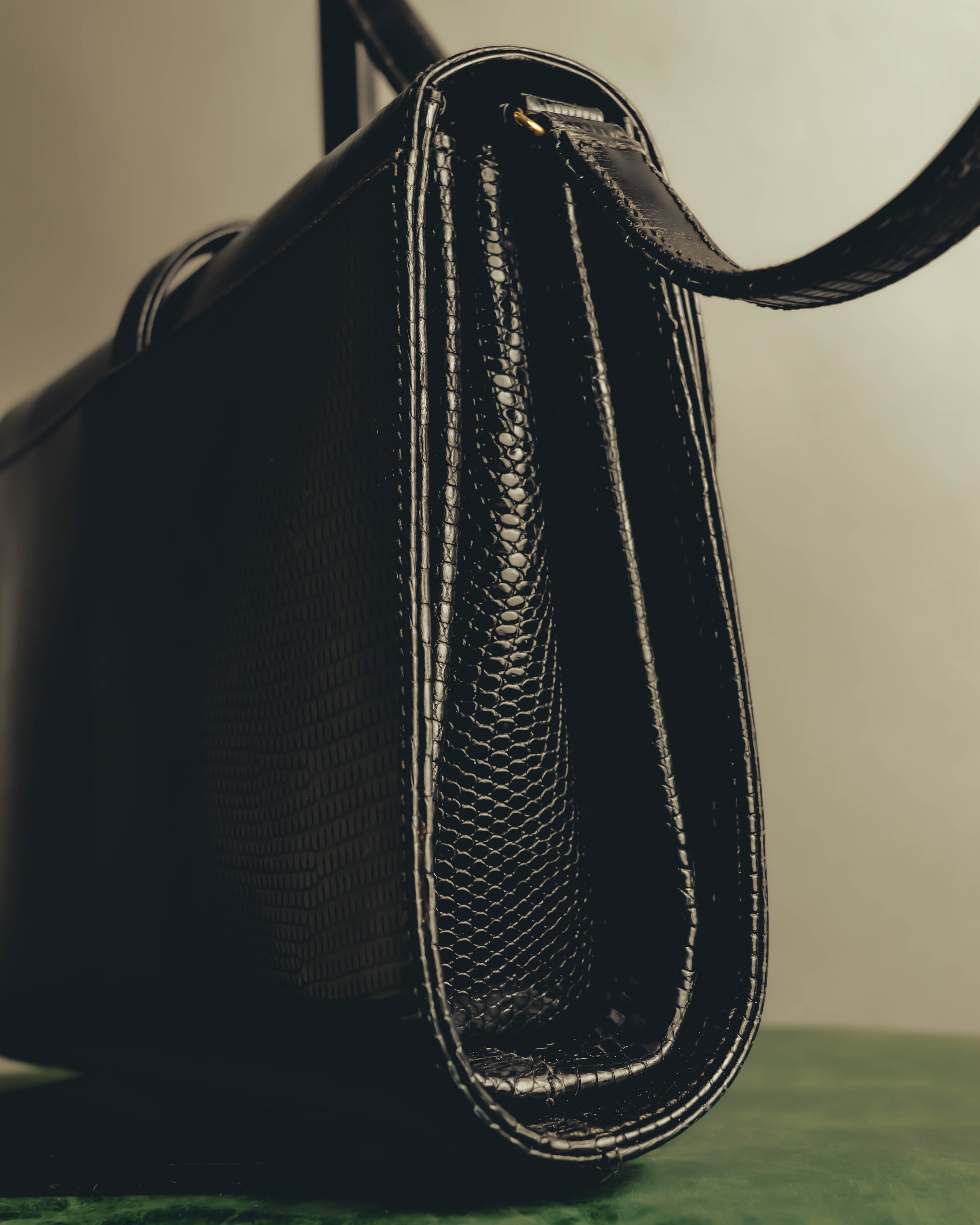 "GUCCI" 60's-70's Glossy lizard embossed leather shoulder bag