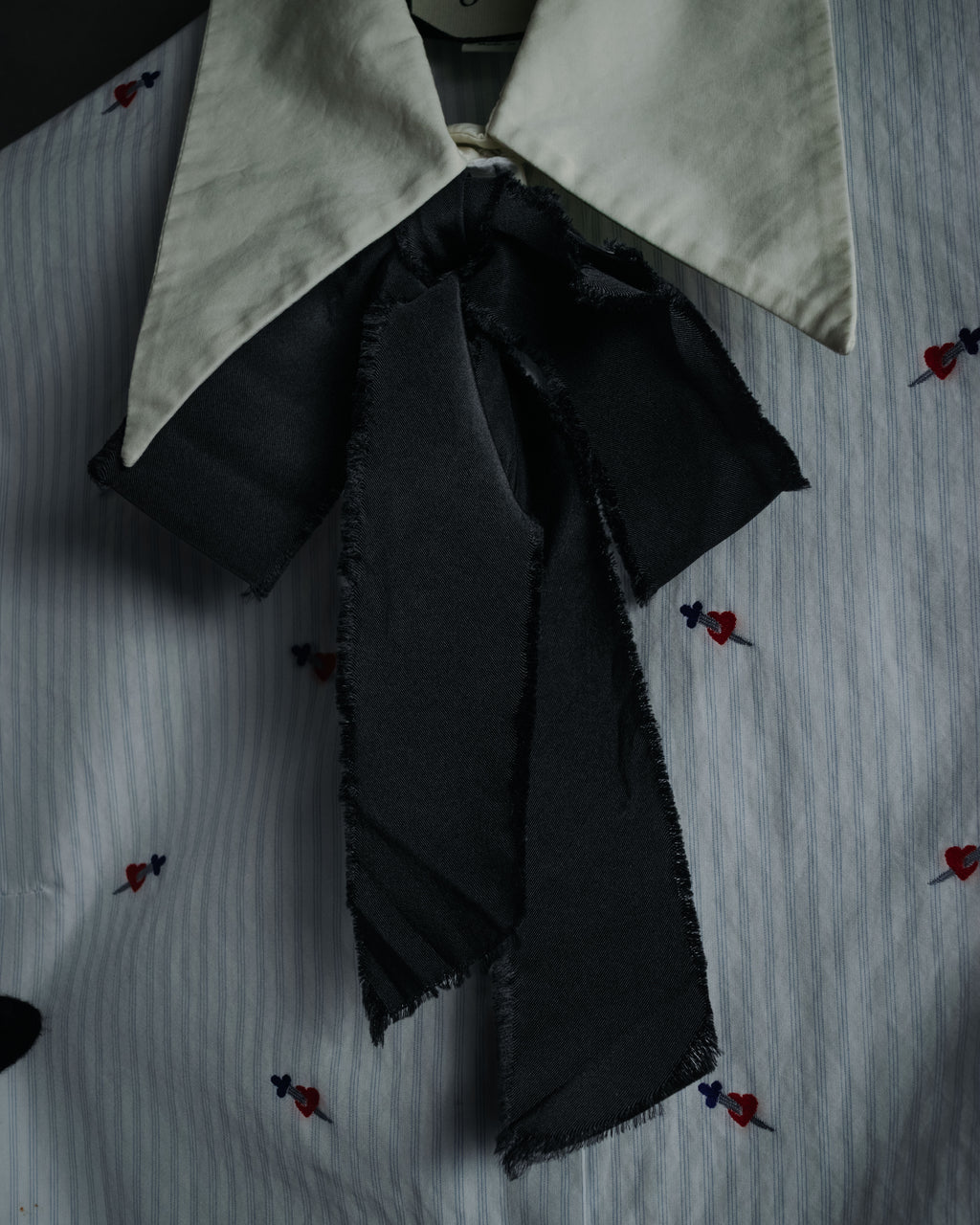 “GUCCI” 2017 heart and dagger embroidered bow tie shirt