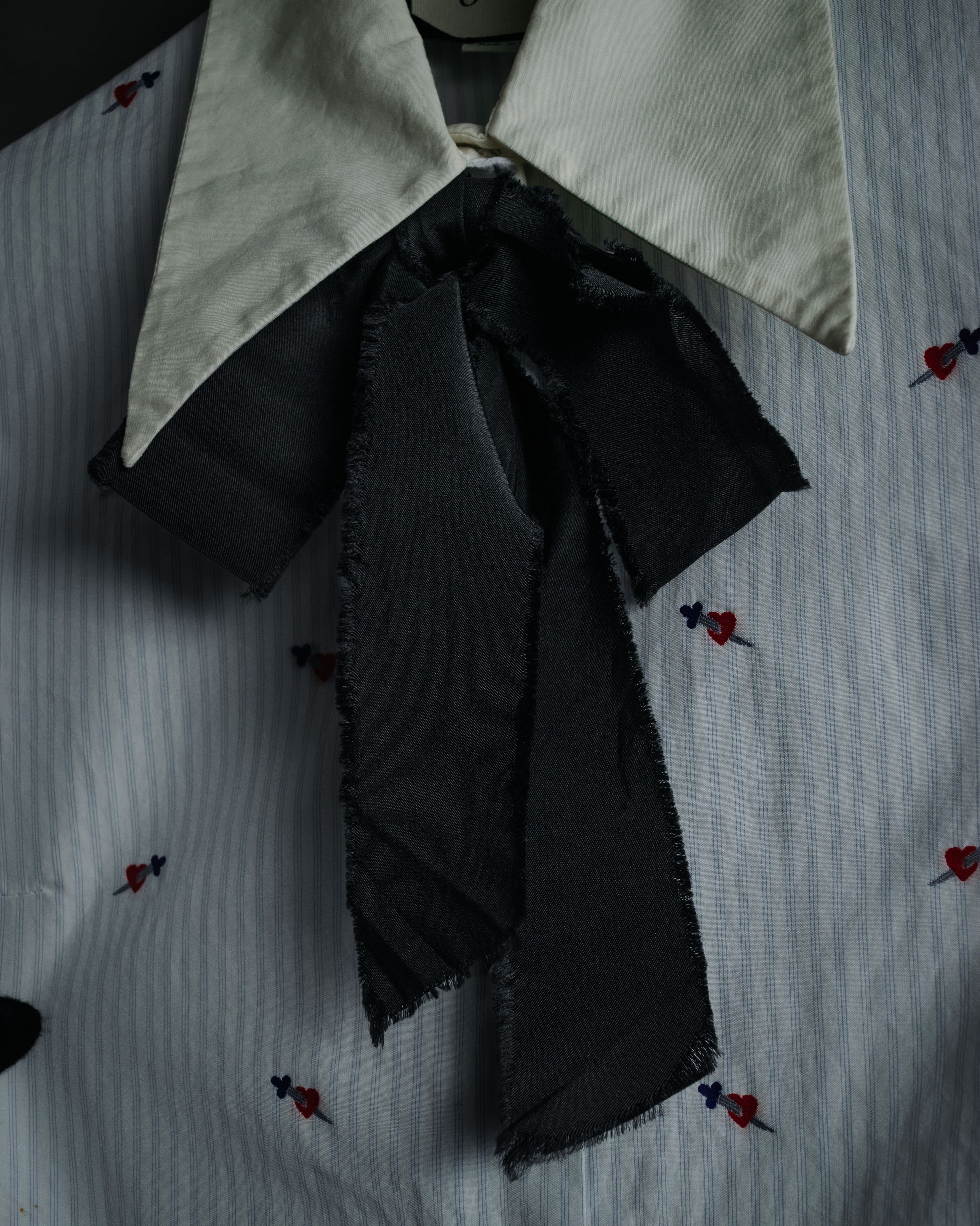 “GUCCI” 2017 heart and dagger embroidered bow tie shirt