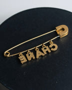 "CHANEL" Logo motif gold safety pin brooch