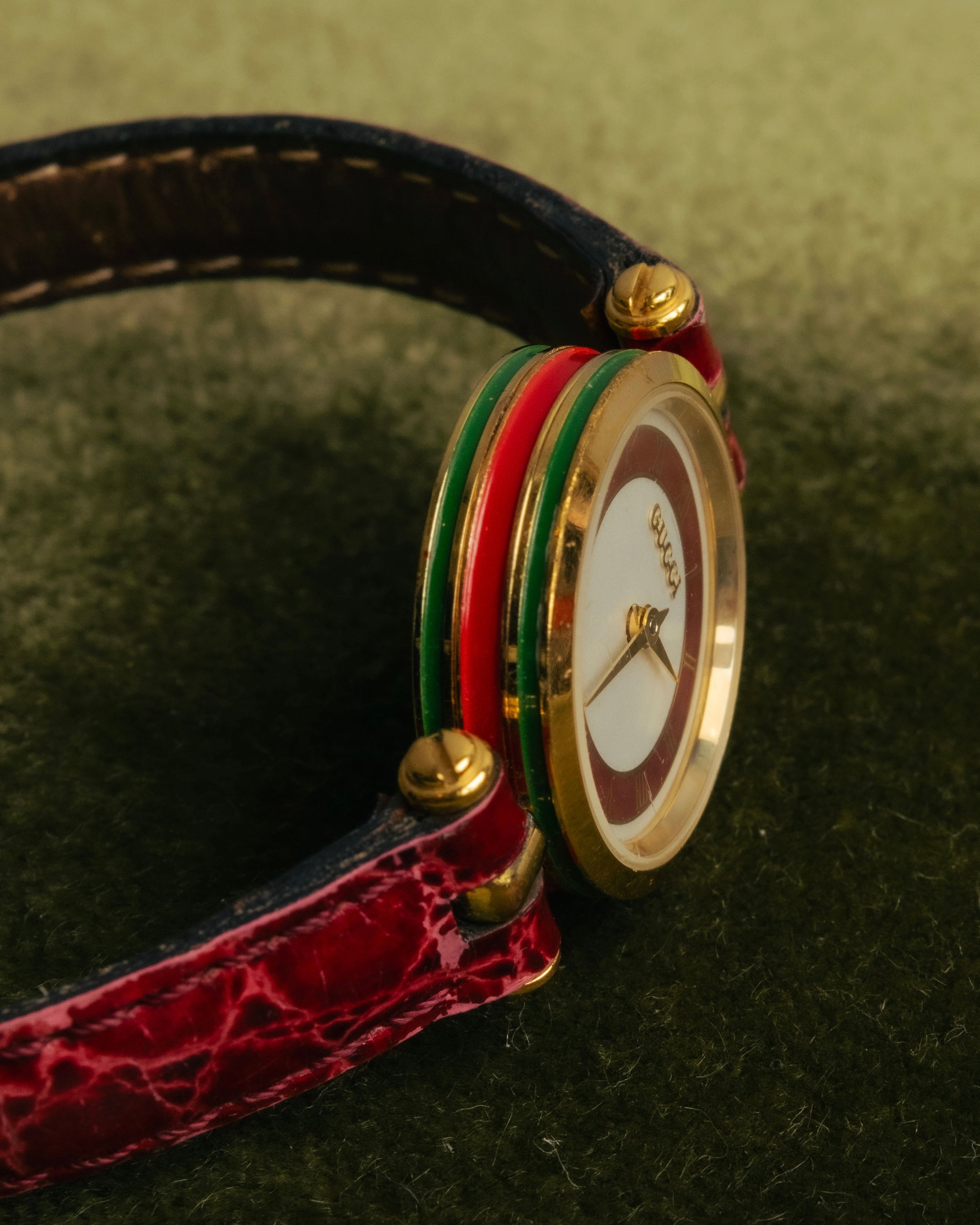"GUCCI" 80's-90's Sherry line web stripe round watch with roman dial