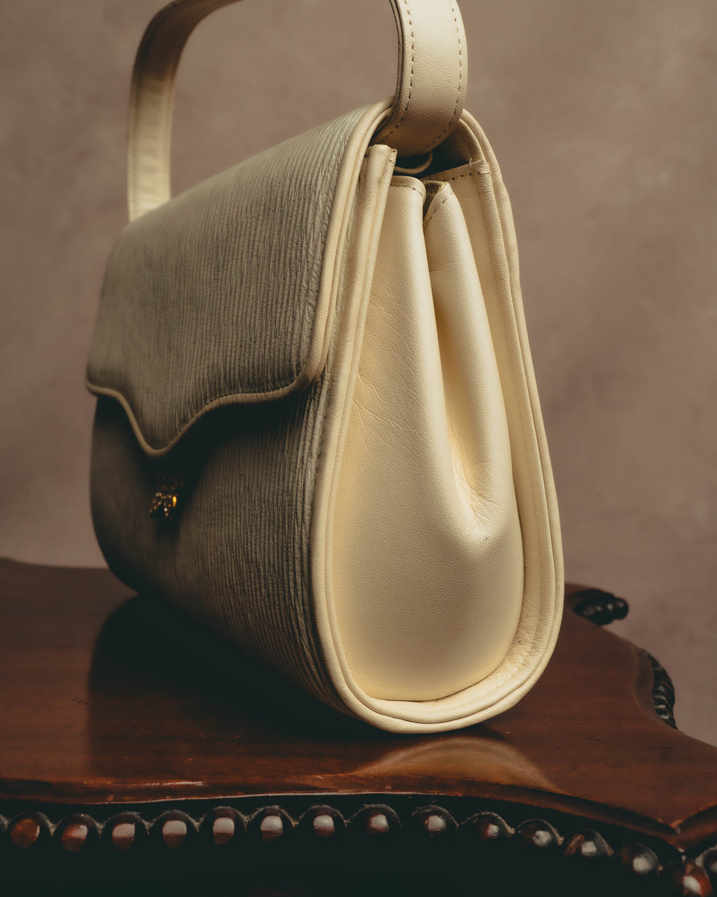 "HANAE MORI" 80's-90's Pleated butterfly clasp handbag