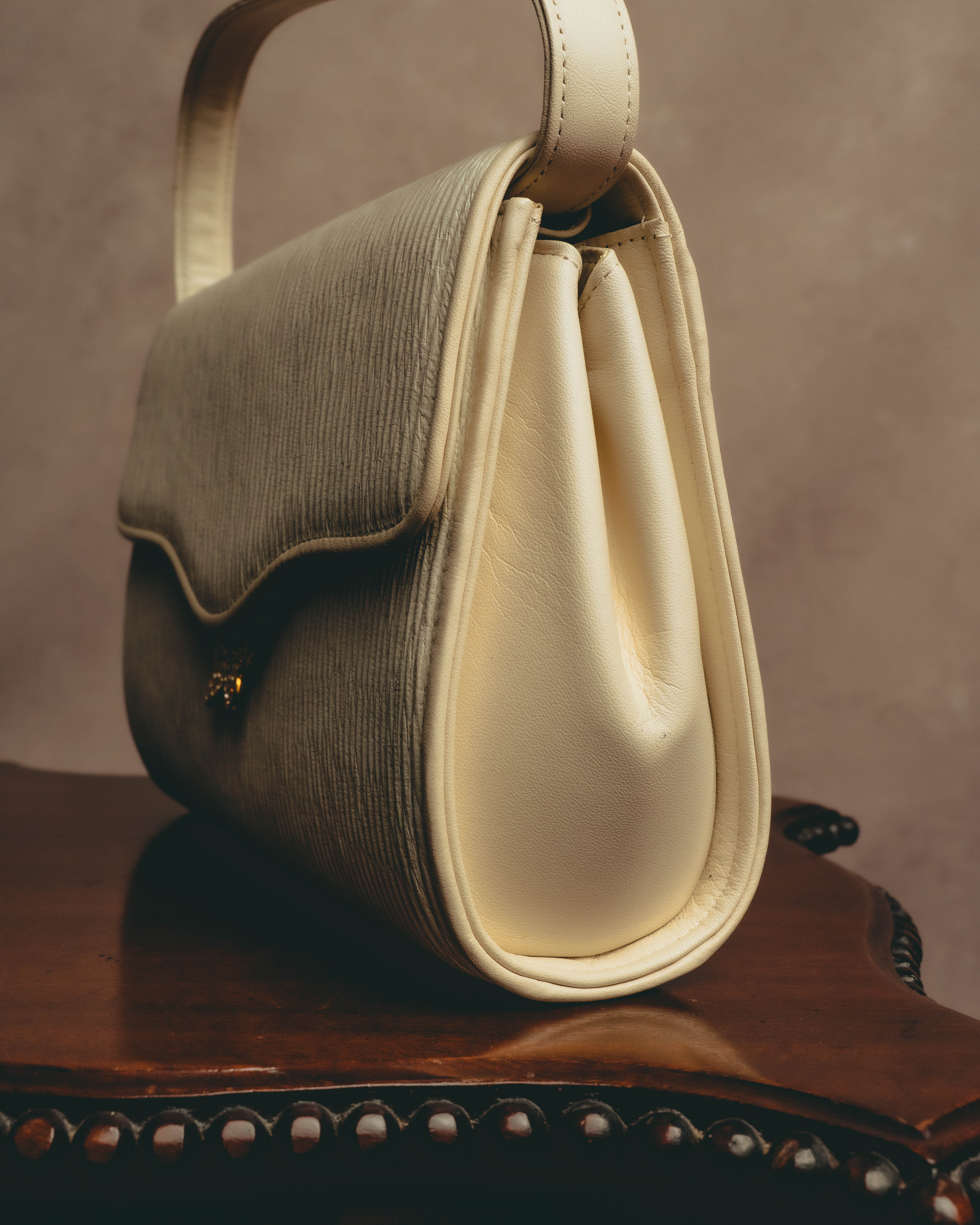 "HANAE MORI" 80's-90's Pleated butterfly clasp handbag