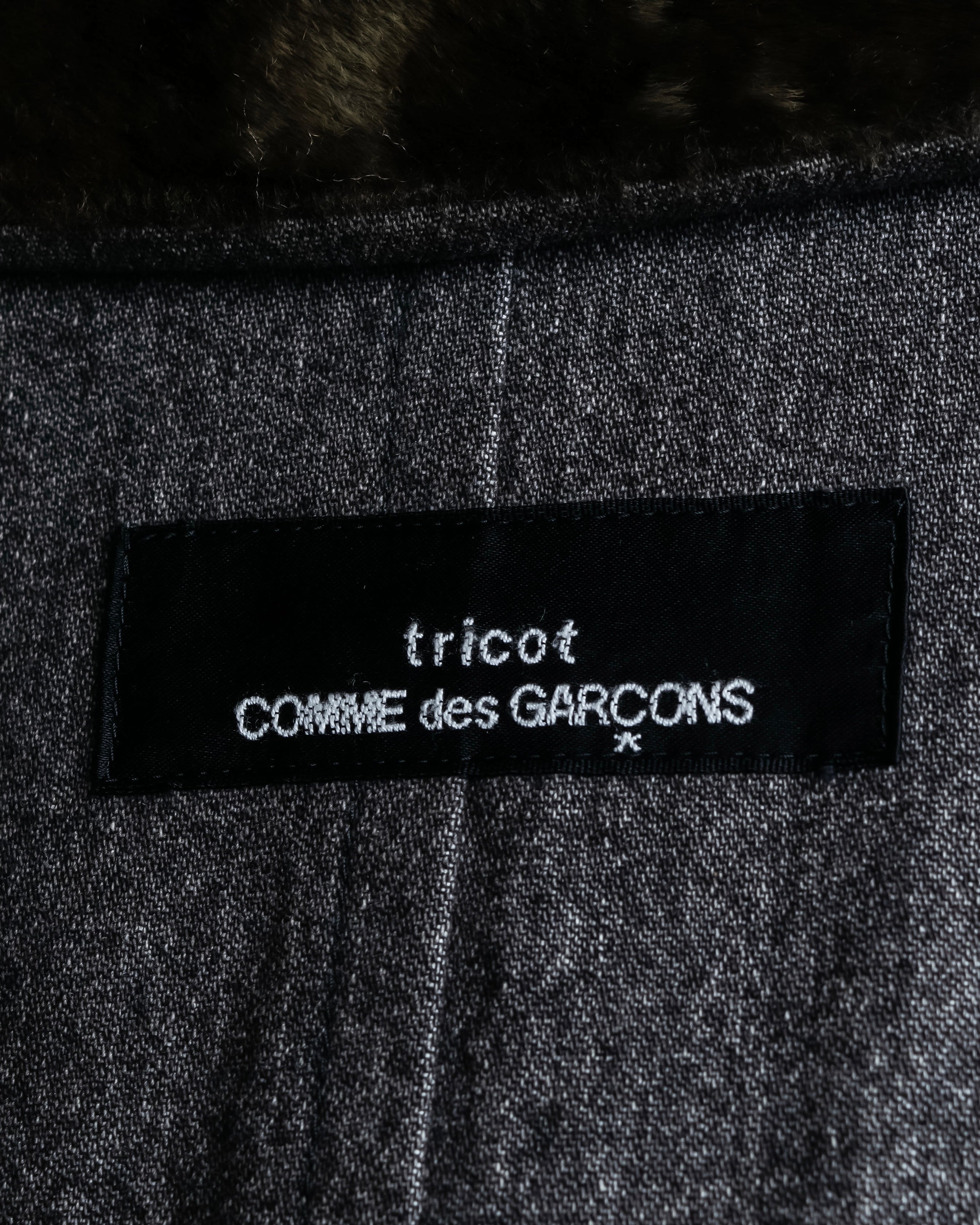 "tricot COMME des GARCONS" 
Double-breasted reversible fur tailored coat
