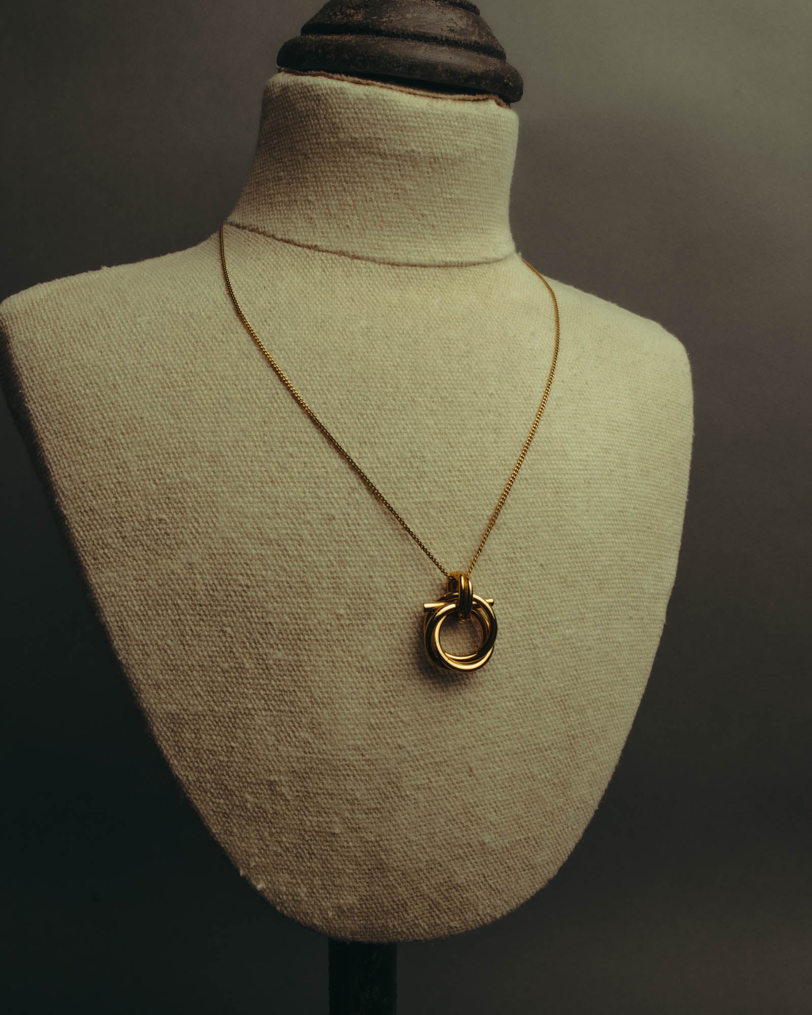 “Ferragamo” 90’s-00’s Interlocking ring pendant necklace