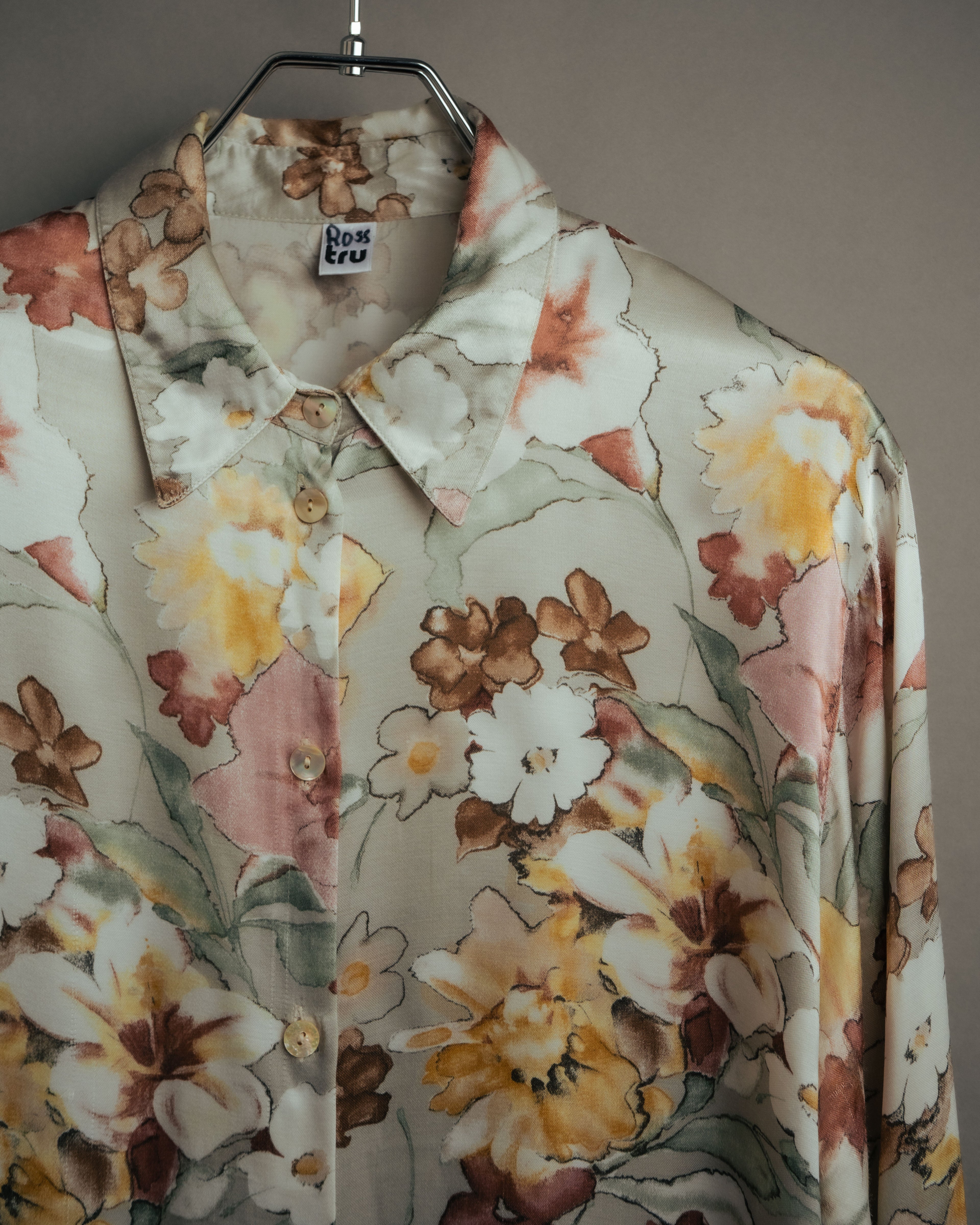 -MOOD Vintage Collections-
90’s-00’s Large floral print drape shirt
