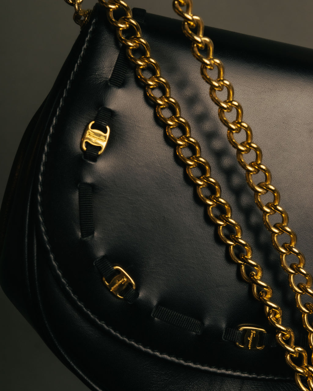 “Salvatore Ferragamo” 90’s Vara ribbon half moon chain bag