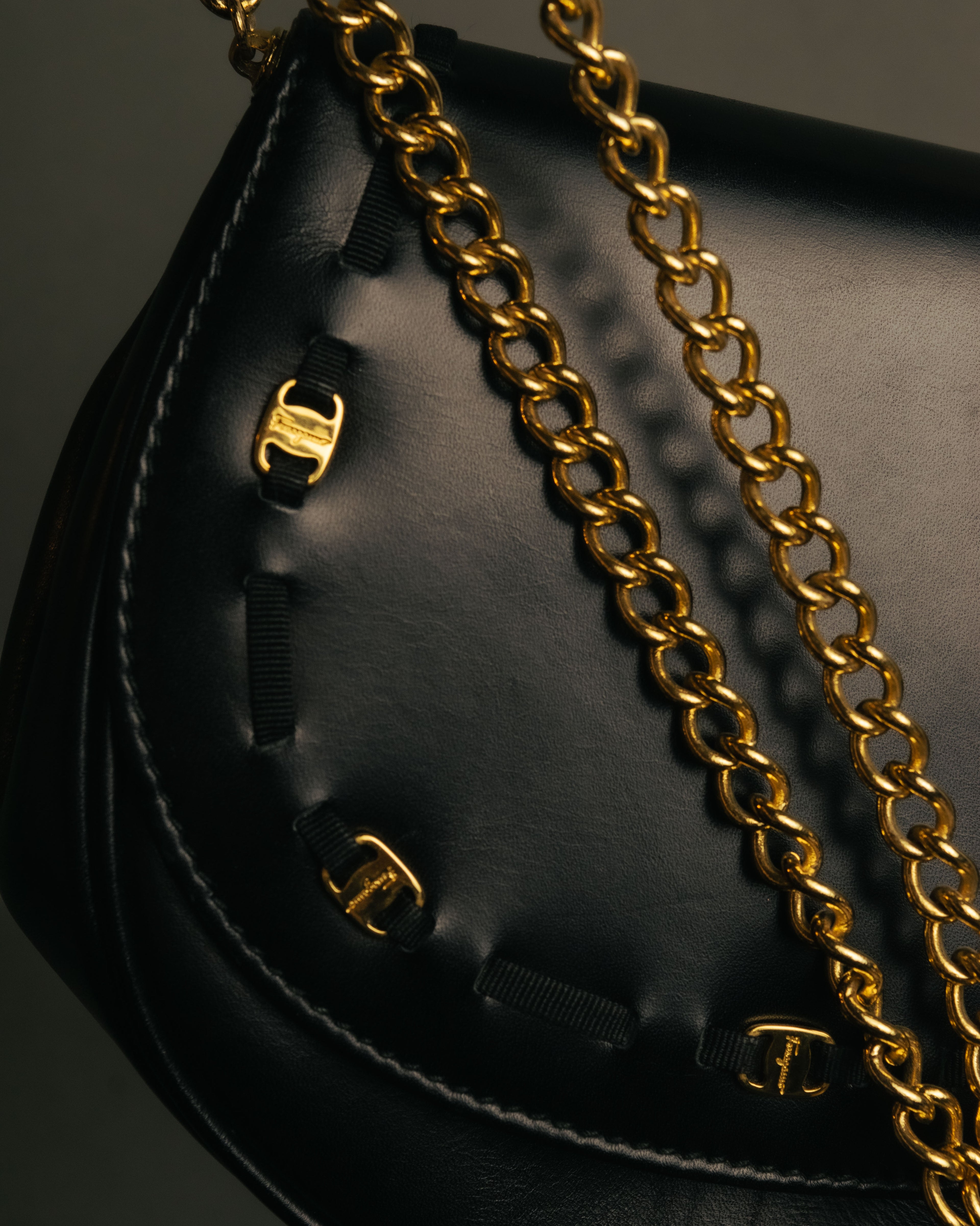 “Salvatore Ferragamo” 90’s Vara ribbon half moon chain bag
