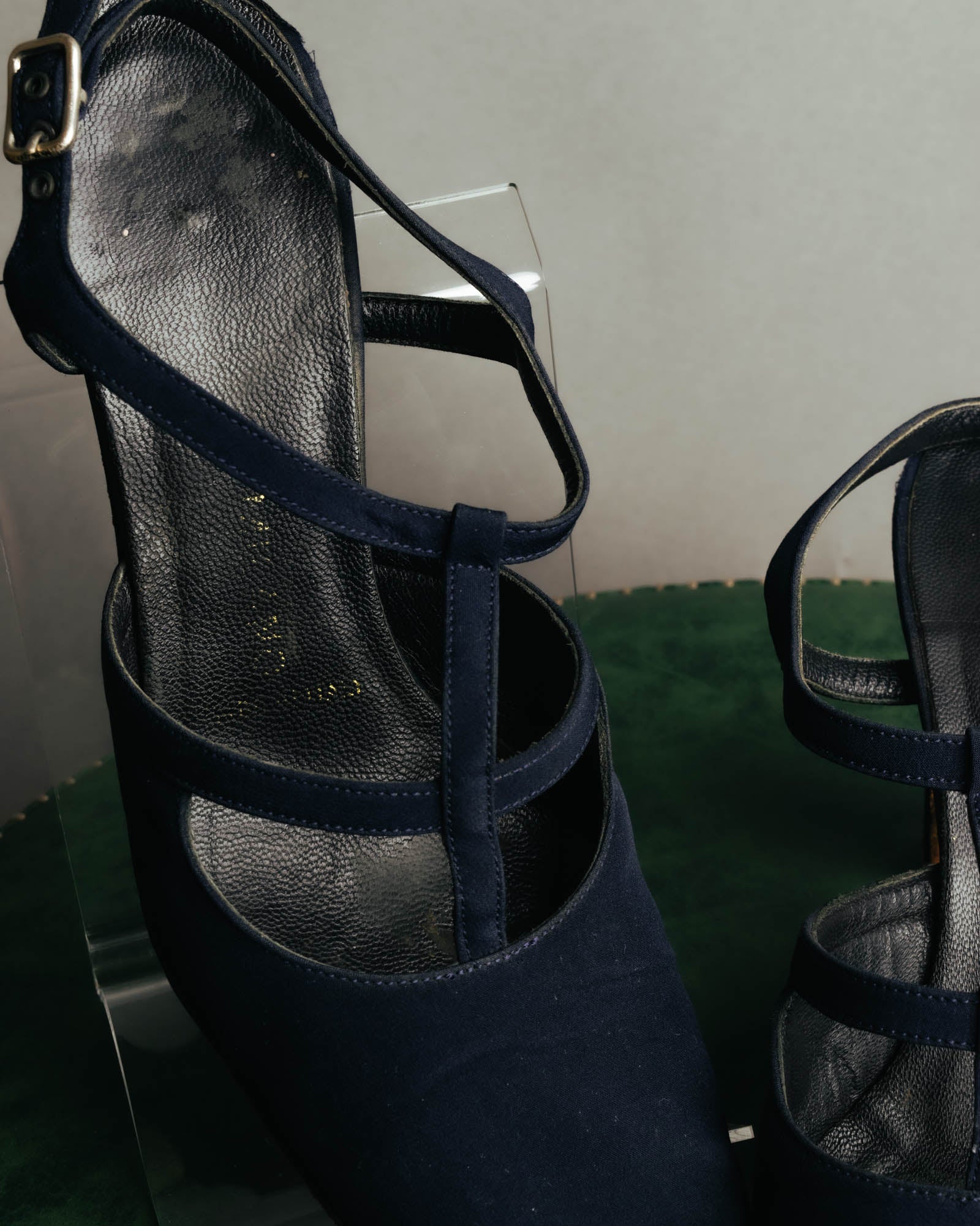 "PRADA" 90's-00's Dark navy t-strap pumps